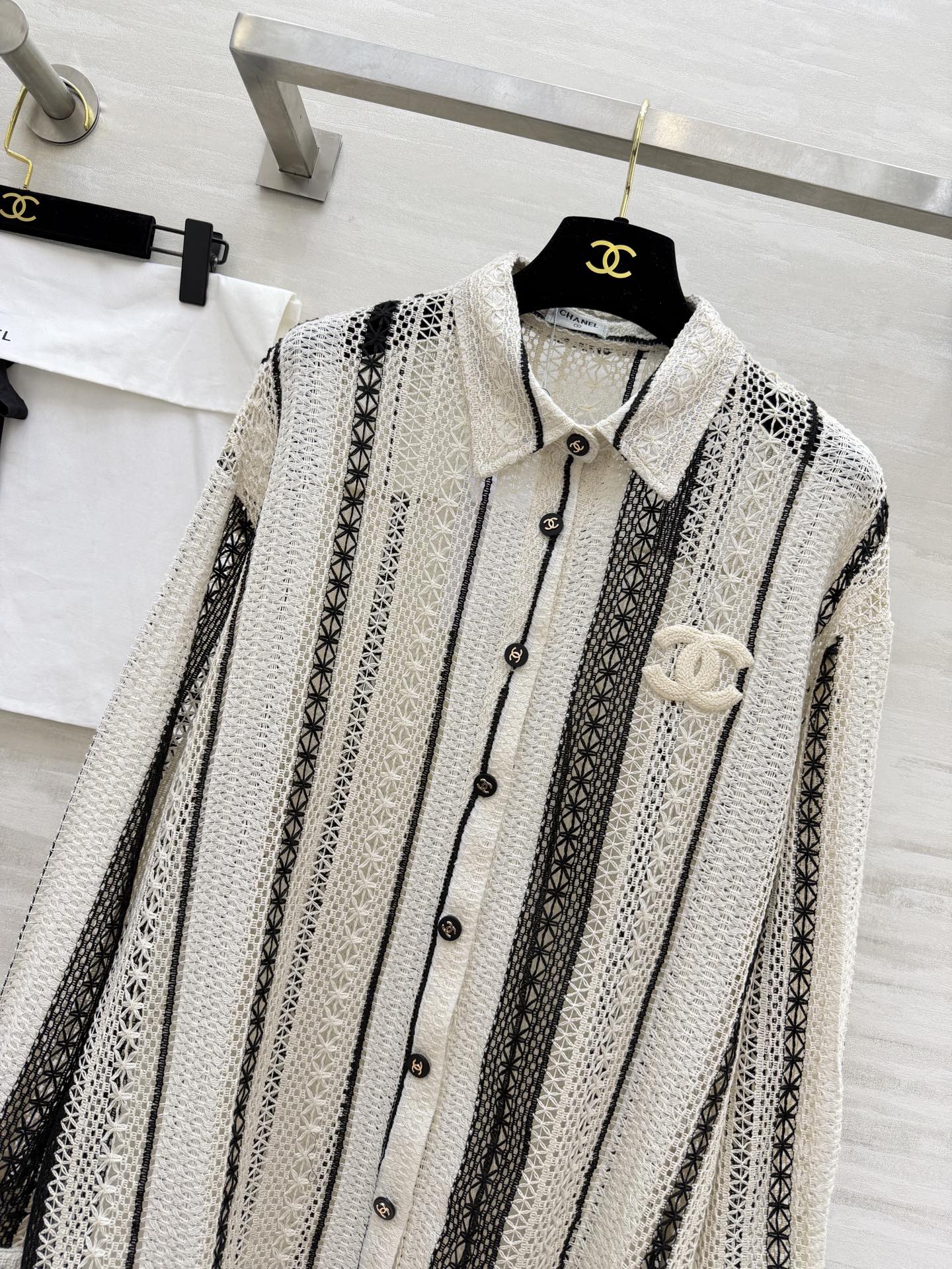 #Chane♡²⁶春夏新款 肌理感镂空衬衣 温柔调撞上精致蕾丝肌理 香风条纹镂空自带高级氛围感 重工钩花