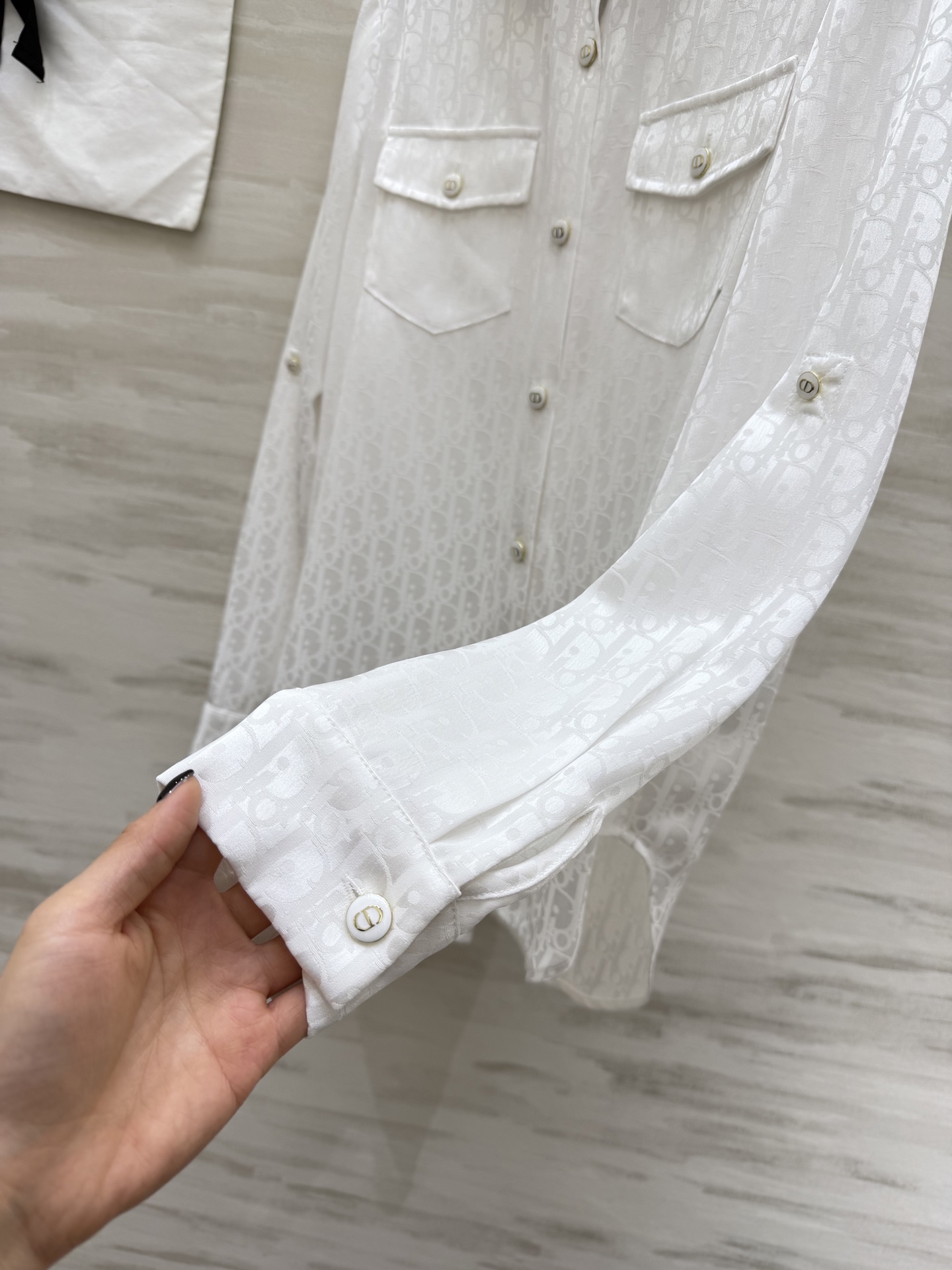 #Dio♡²⁶新款 醋酸提花老花衬衣 显贵醋酸真丝质地 上身零负担 经典老花暗纹 精致不浮夸 翻领+可调