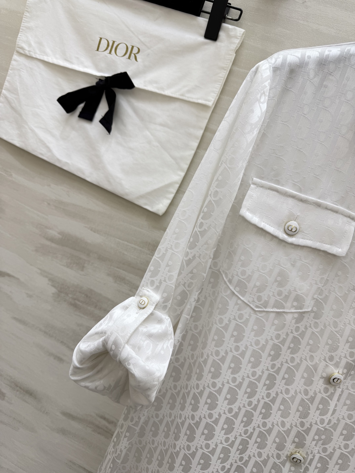 #Dio♡²⁶新款 醋酸提花老花衬衣 显贵醋酸真丝质地 上身零负担 经典老花暗纹 精致不浮夸 翻领+可调