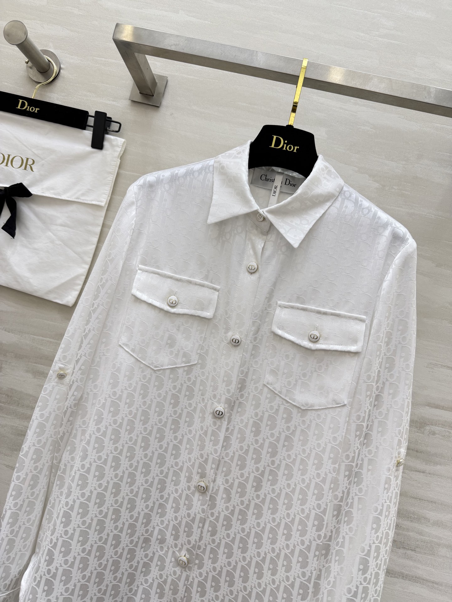 #Dio♡²⁶新款 醋酸提花老花衬衣 显贵醋酸真丝质地 上身零负担 经典老花暗纹 精致不浮夸 翻领+可调