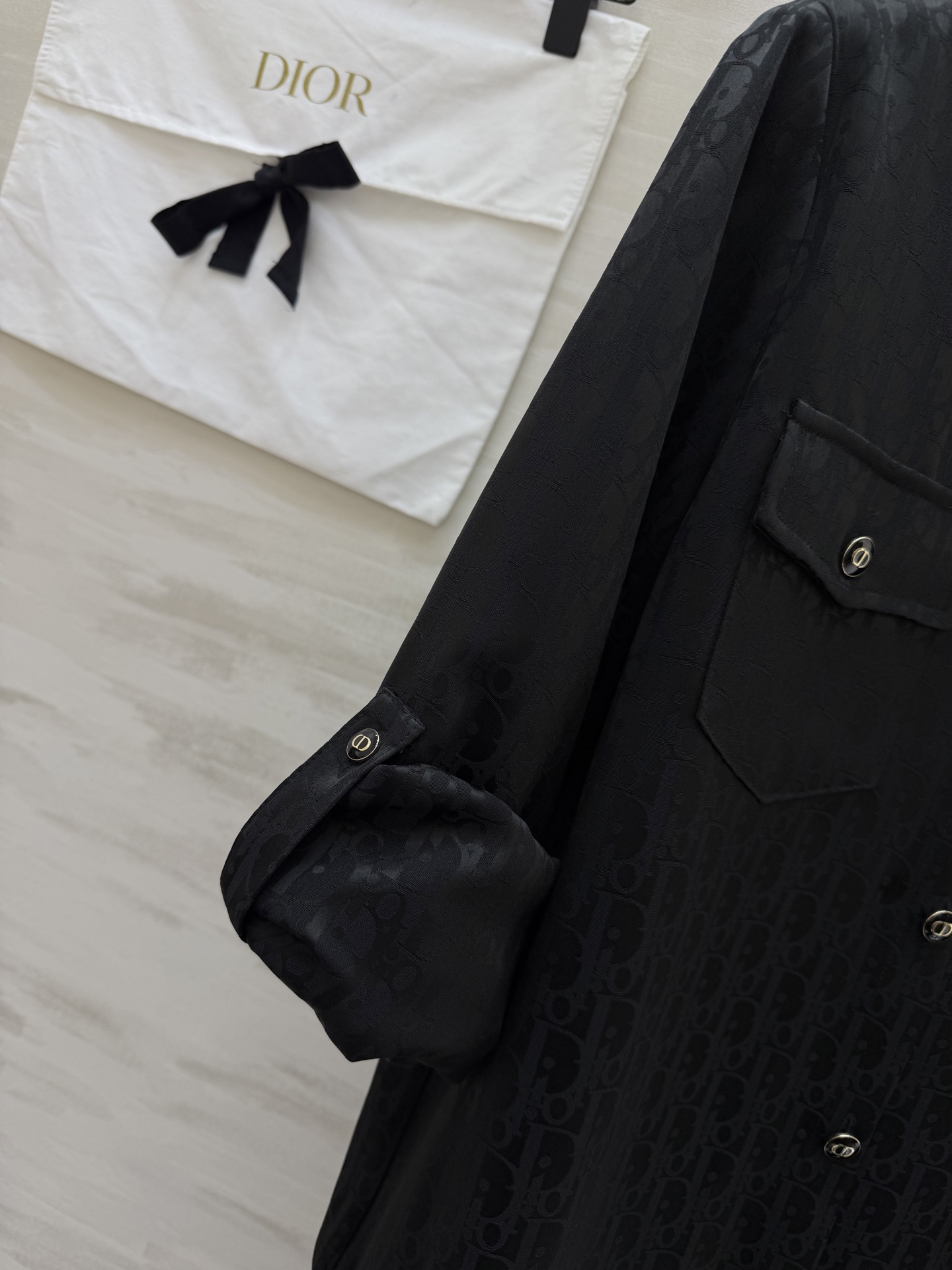 #Dio♡²⁶新款 醋酸提花老花衬衣 显贵醋酸真丝质地 上身零负担 经典老花暗纹 精致不浮夸 翻领+可调