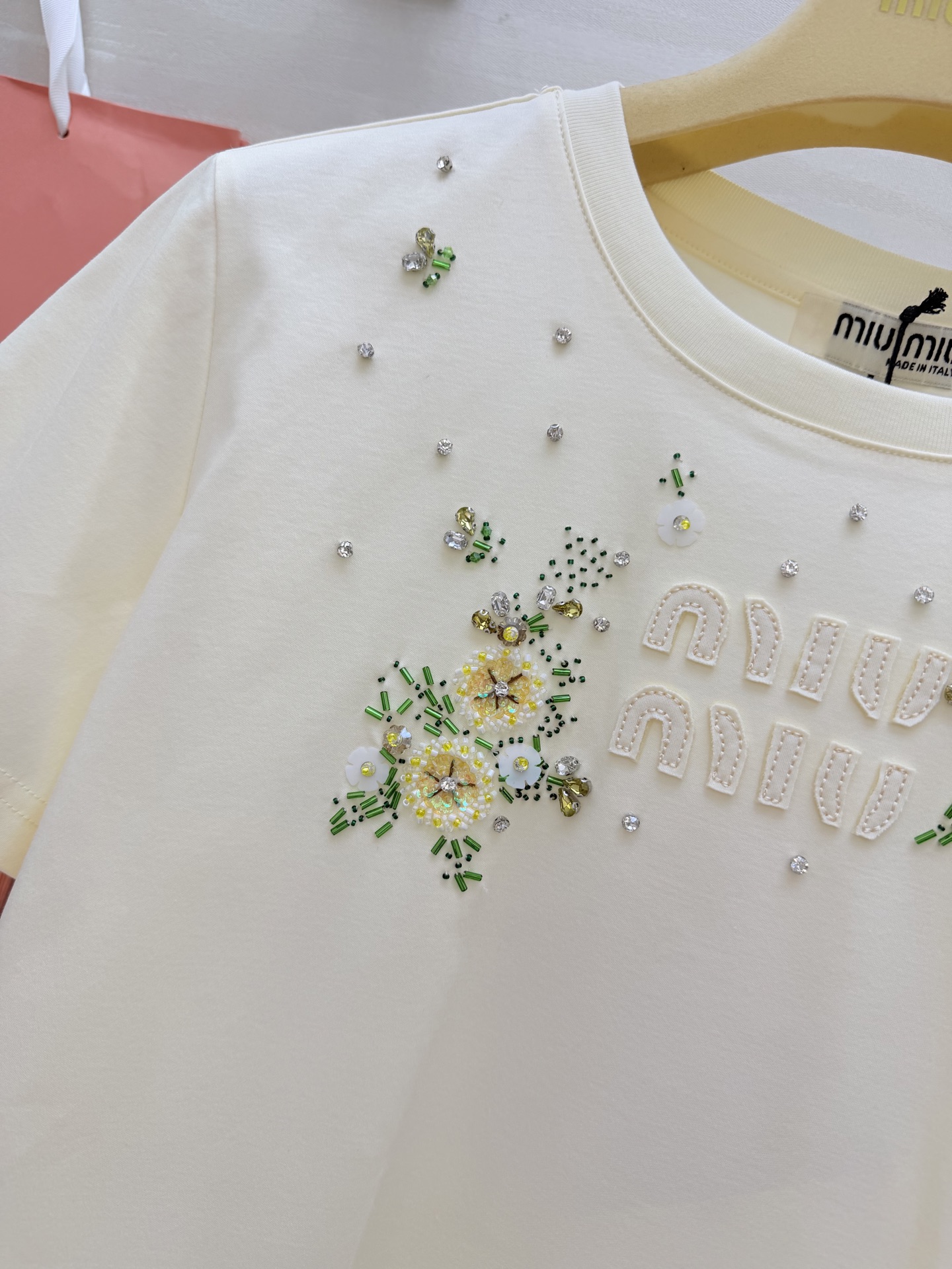 #MiuMi♡花卉钉珠Tee🌼把春天的小雏菊穿在身上奶呼呼的奶油黄底色重工钉珠+刺绣细节拉满温柔又减龄，