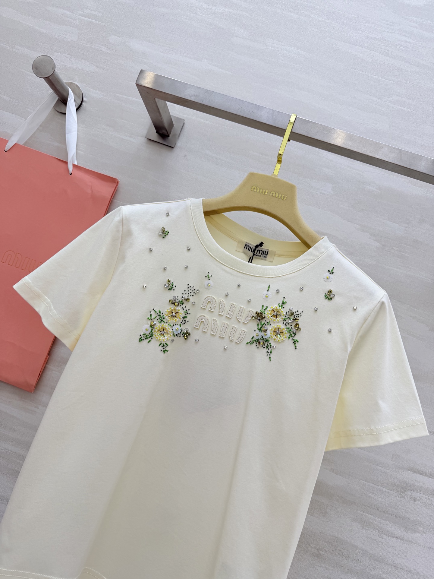 #MiuMi♡花卉钉珠Tee🌼把春天的小雏菊穿在身上奶呼呼的奶油黄底色重工钉珠+刺绣细节拉满温柔又减龄，
