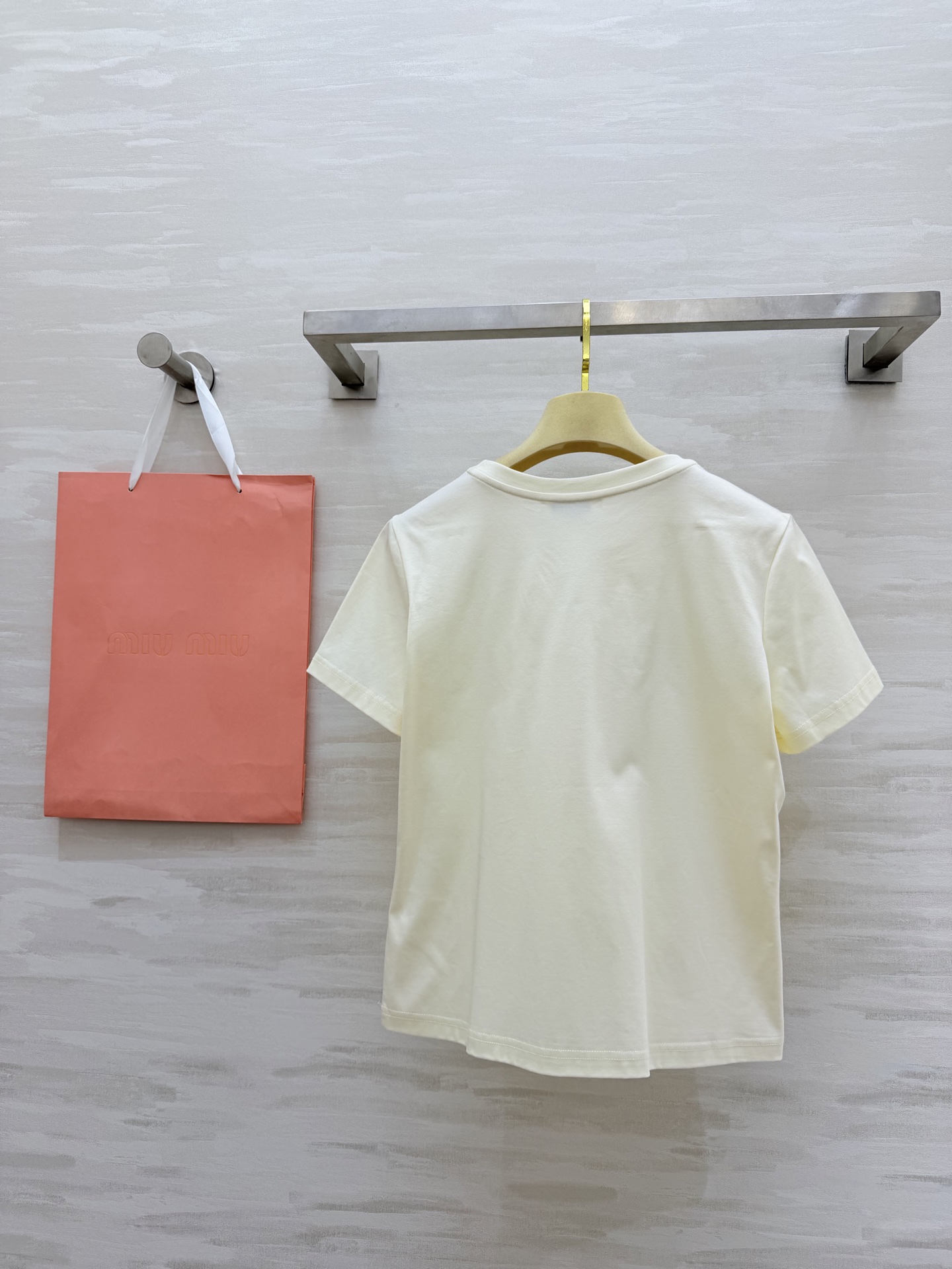 #MiuMi♡花卉钉珠Tee🌼把春天的小雏菊穿在身上奶呼呼的奶油黄底色重工钉珠+刺绣细节拉满温柔又减龄，