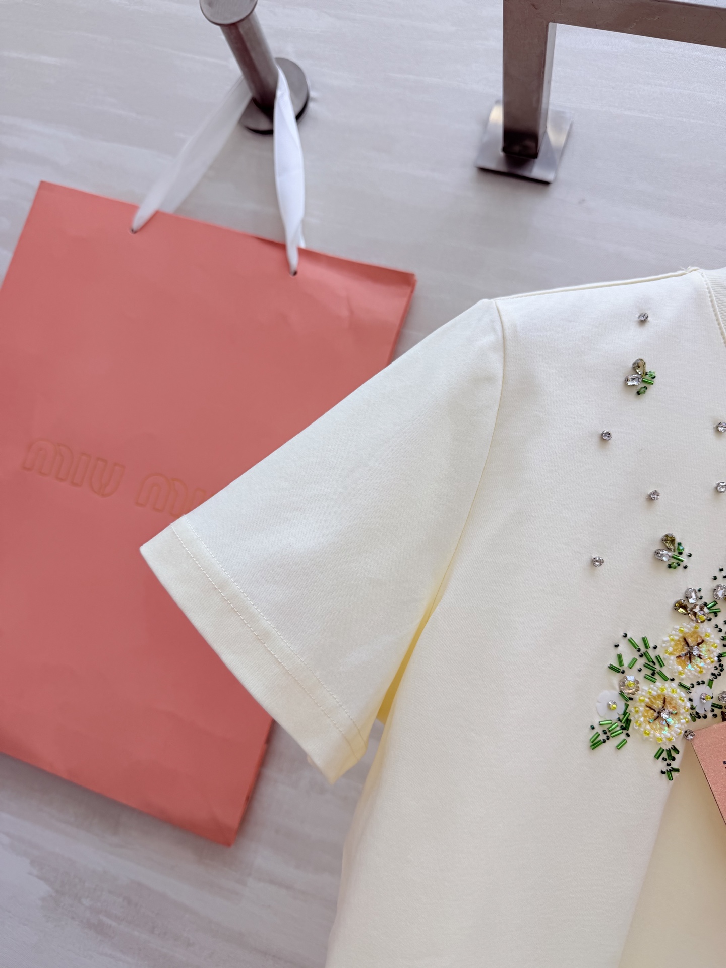 #MiuMi♡花卉钉珠Tee🌼把春天的小雏菊穿在身上奶呼呼的奶油黄底色重工钉珠+刺绣细节拉满温柔又减龄，