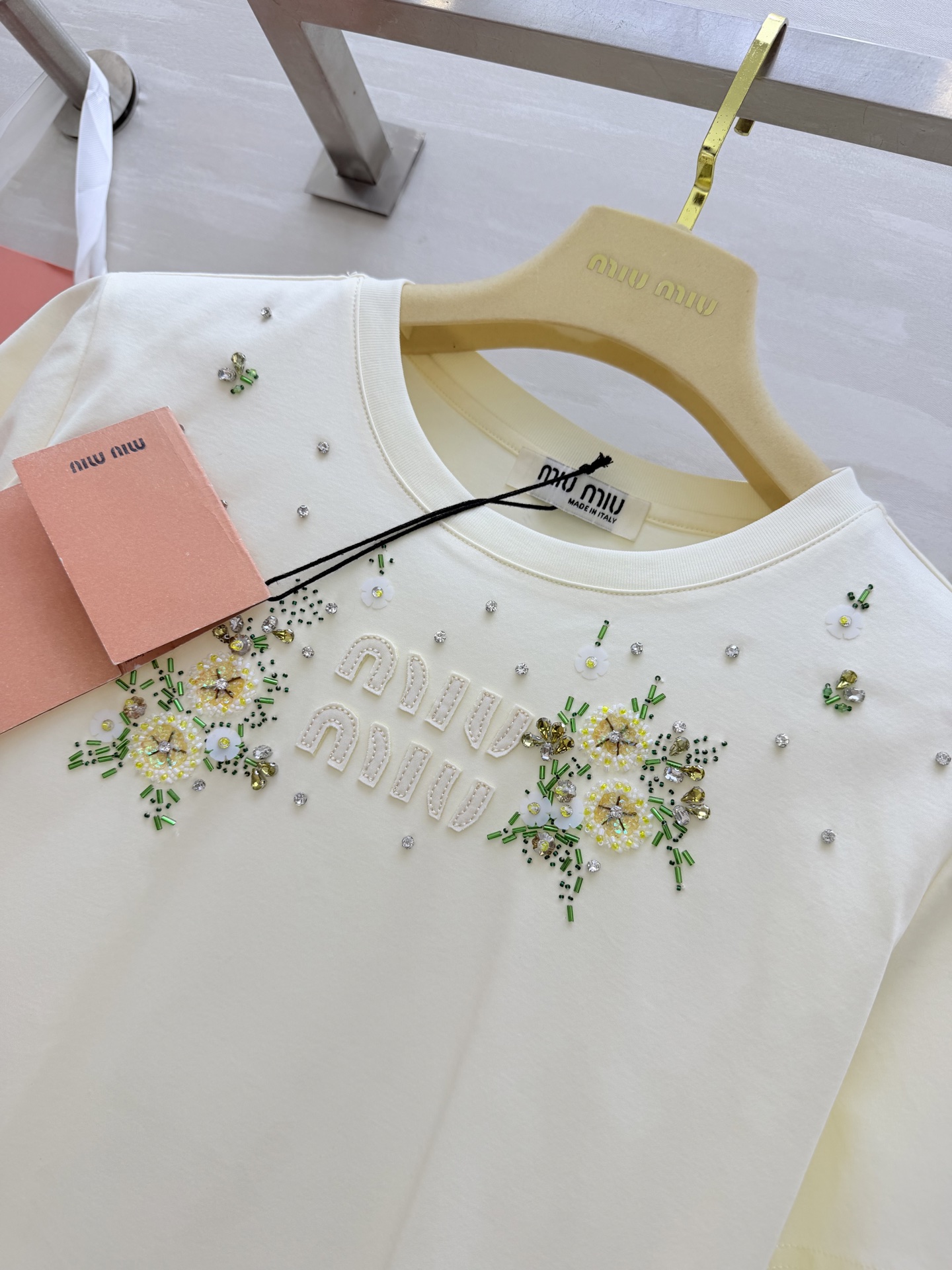 #MiuMi♡花卉钉珠Tee🌼把春天的小雏菊穿在身上奶呼呼的奶油黄底色重工钉珠+刺绣细节拉满温柔又减龄，