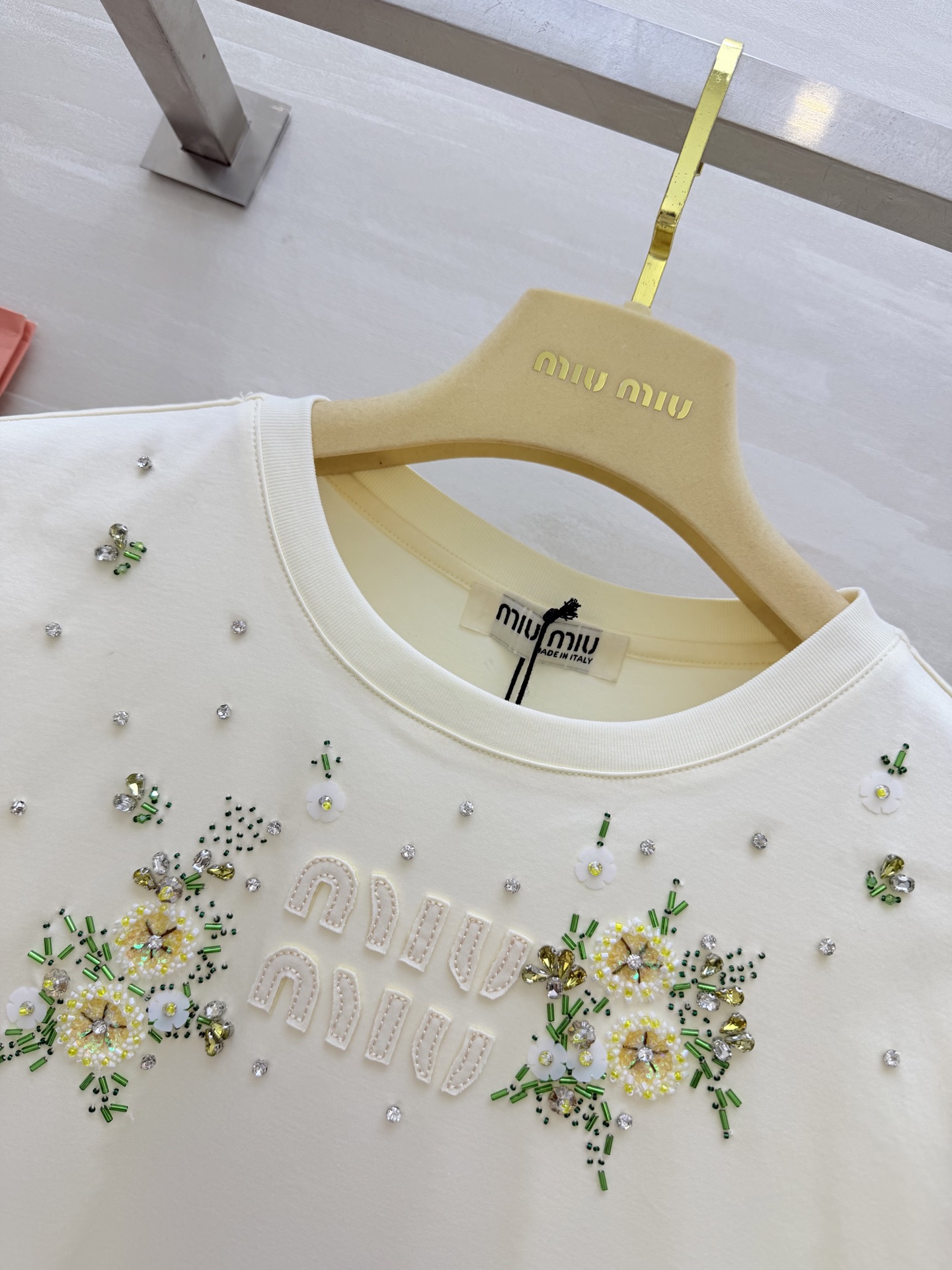 #MiuMi♡花卉钉珠Tee🌼把春天的小雏菊穿在身上奶呼呼的奶油黄底色重工钉珠+刺绣细节拉满温柔又减龄，