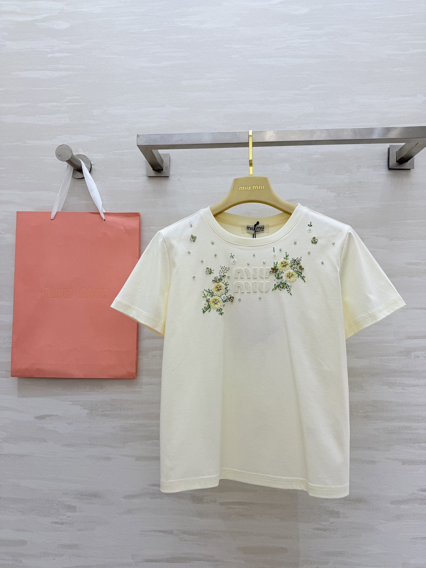 #MiuMi♡花卉钉珠Tee🌼把春天的小雏菊穿在身上奶呼呼的奶油黄底色重工钉珠+刺绣细节拉满温柔又减龄，