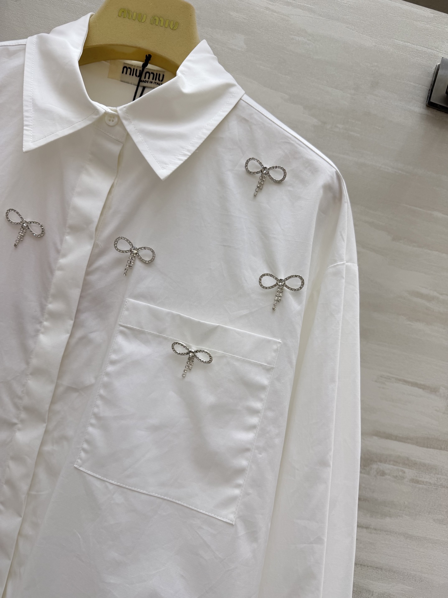 #MiuMi♡²⁶钻饰蝴蝶结衬衫 奶白底色 干净显气质 手工水钻蝴蝶结 精致显贵 短款阔版 甜美又显高 