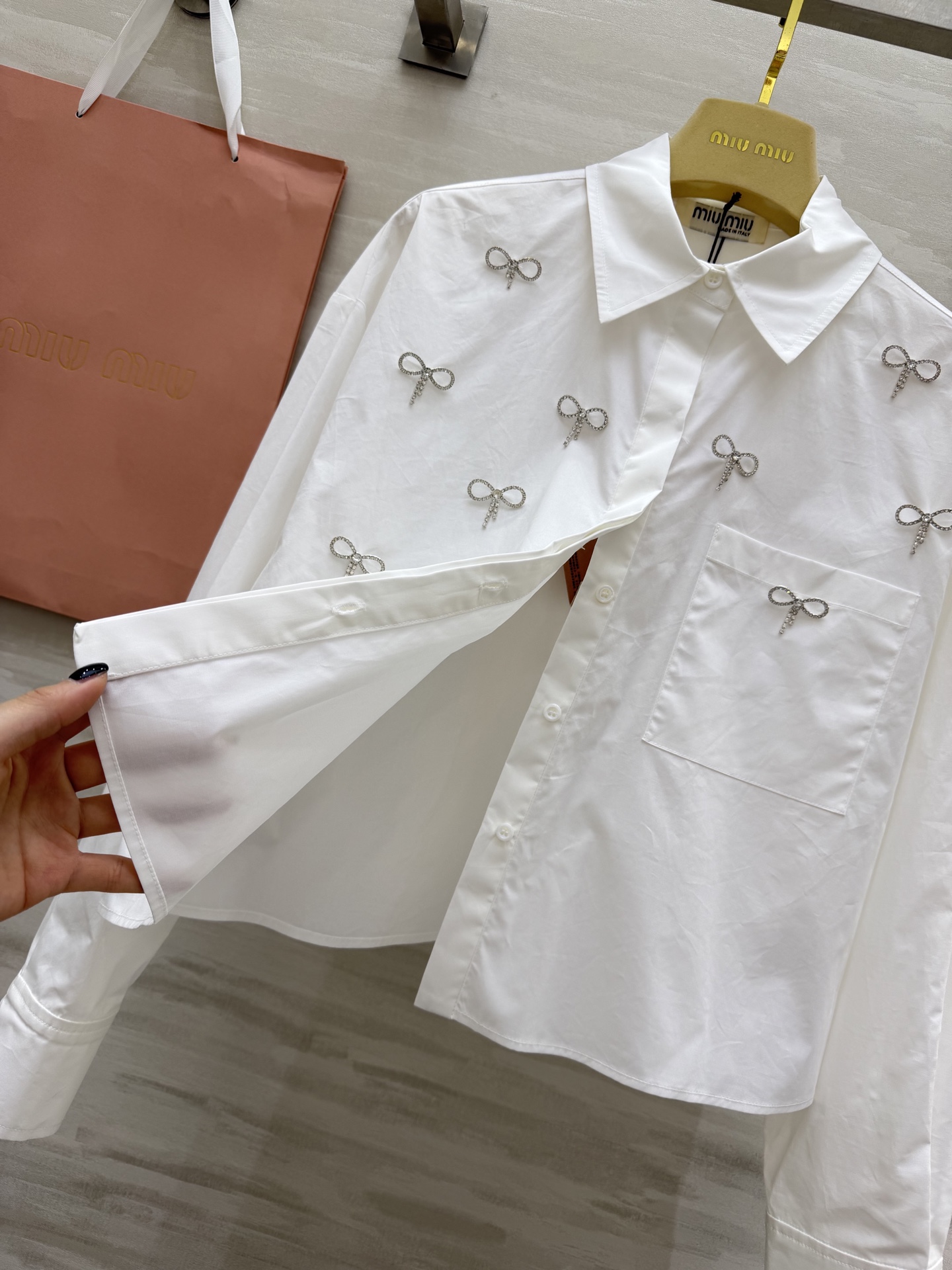 #MiuMi♡²⁶钻饰蝴蝶结衬衫 奶白底色 干净显气质 手工水钻蝴蝶结 精致显贵 短款阔版 甜美又显高 
