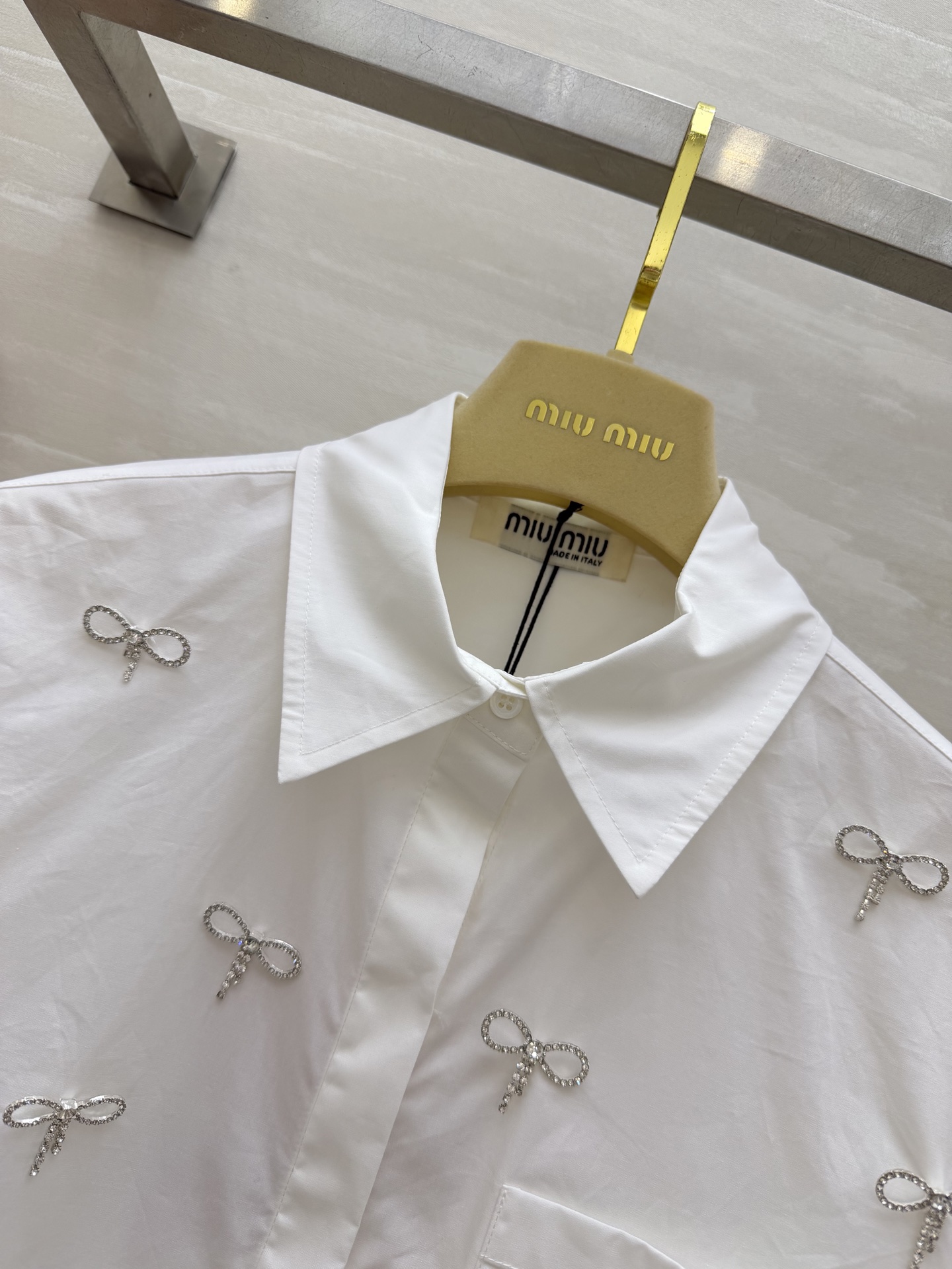 #MiuMi♡²⁶钻饰蝴蝶结衬衫 奶白底色 干净显气质 手工水钻蝴蝶结 精致显贵 短款阔版 甜美又显高 