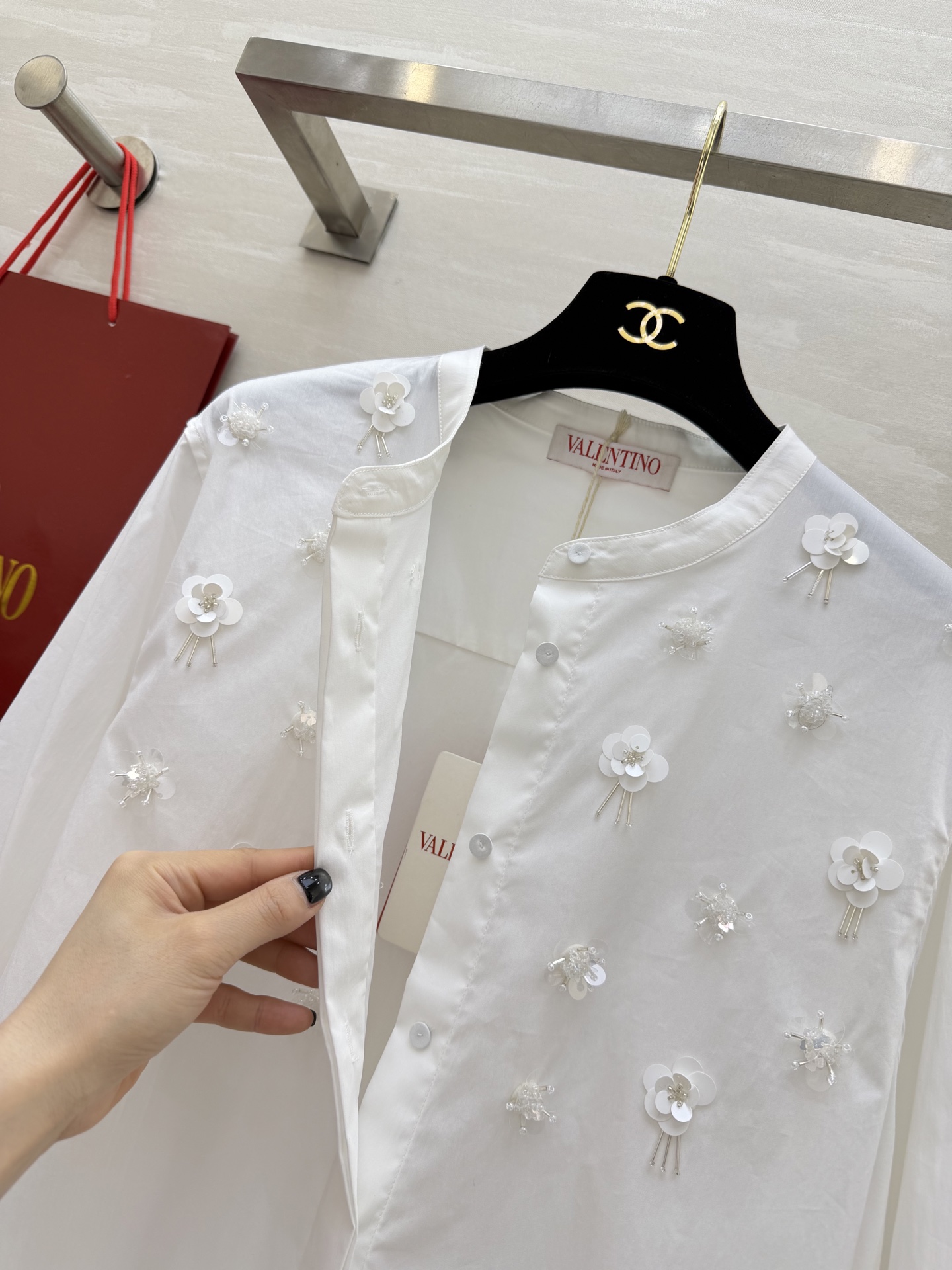 Valentin♡²⁶新款立体花饰衬衫🌸把春日浪漫穿在身上奶白/樱花粉双色可选手工钉珠+立体花朵刺绣精致