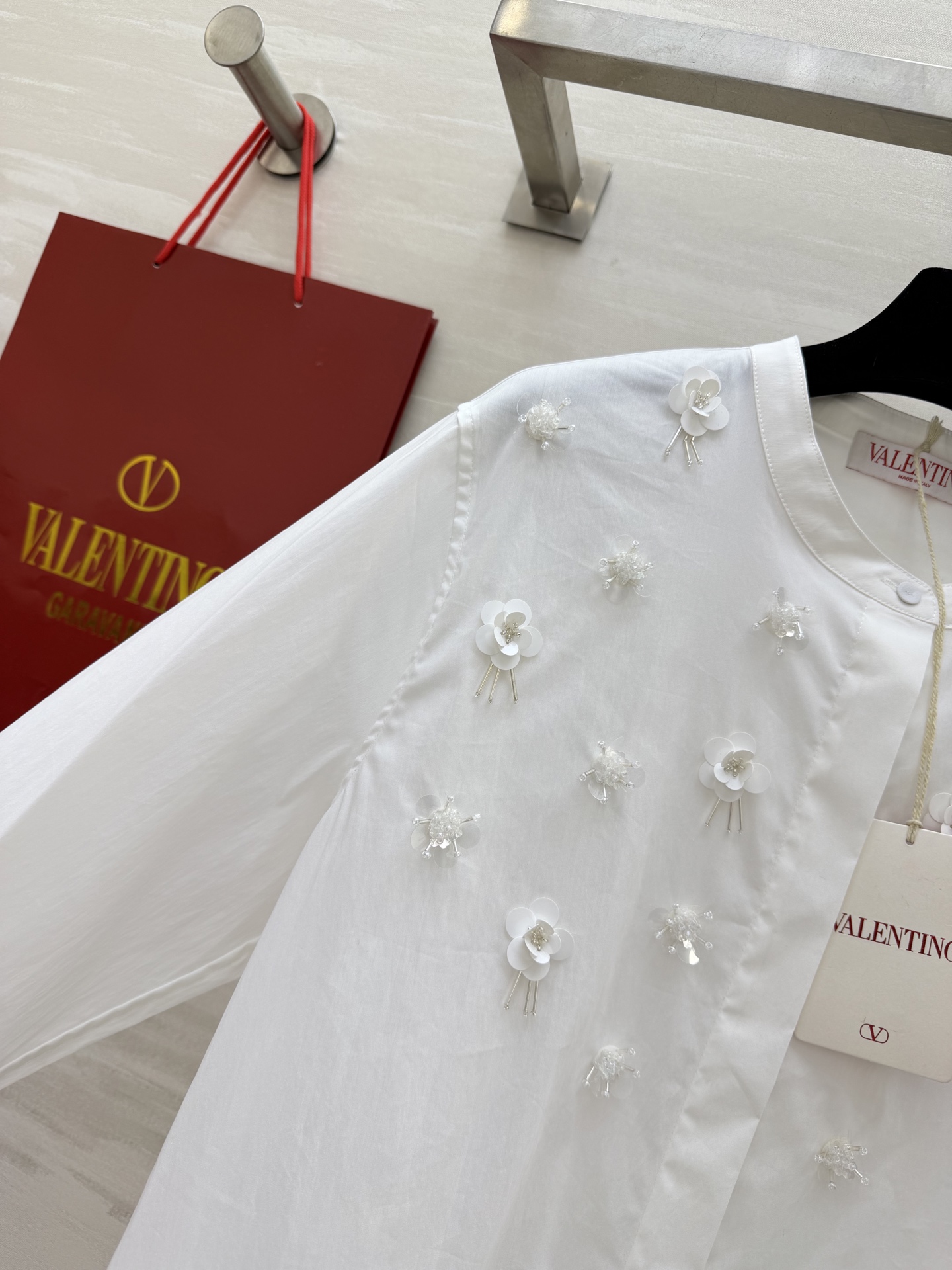 Valentin♡²⁶新款立体花饰衬衫🌸把春日浪漫穿在身上奶白/樱花粉双色可选手工钉珠+立体花朵刺绣精致