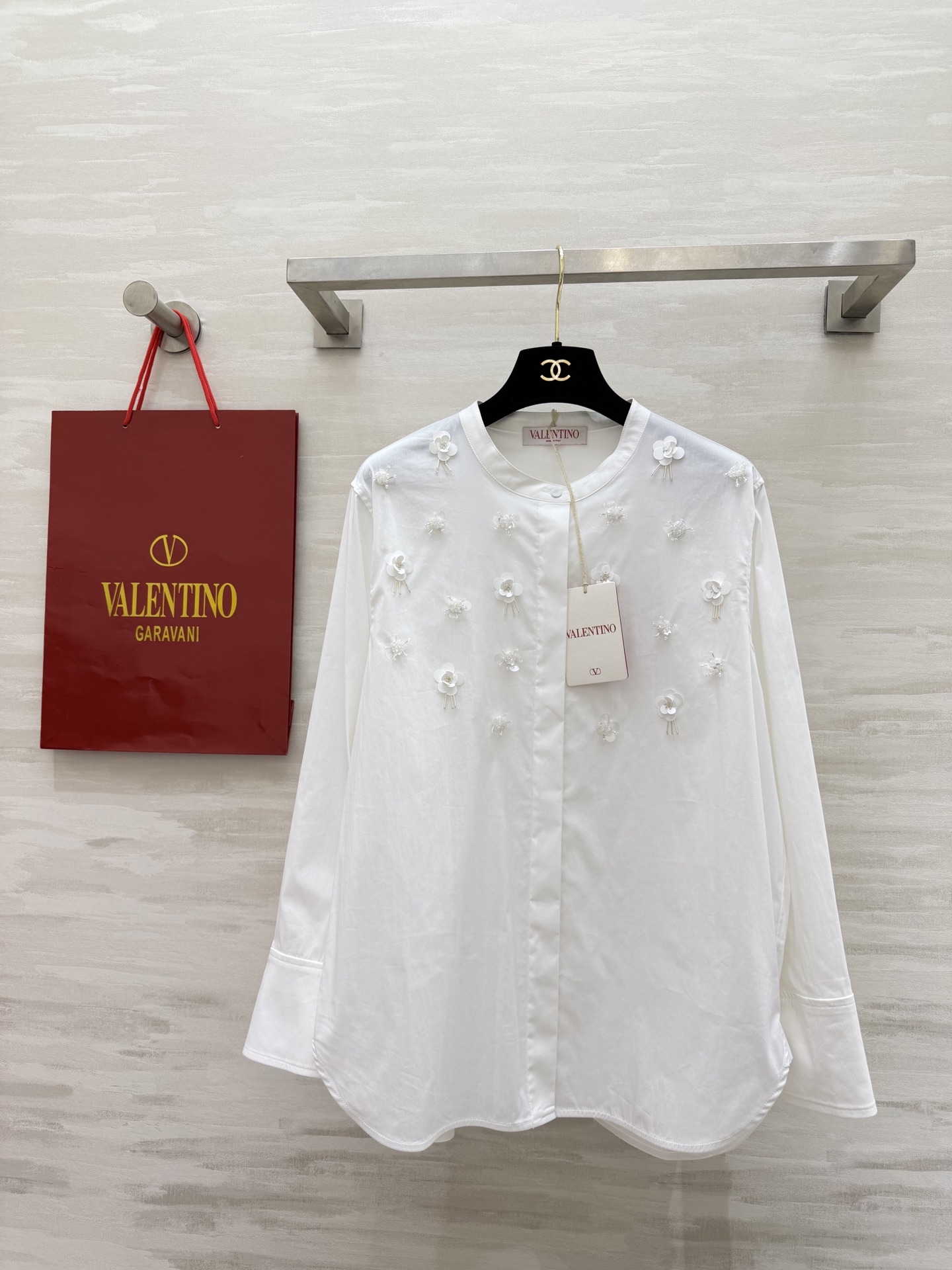 Valentin♡²⁶新款立体花饰衬衫🌸把春日浪漫穿在身上奶白/樱花粉双色可选手工钉珠+立体花朵刺绣精致