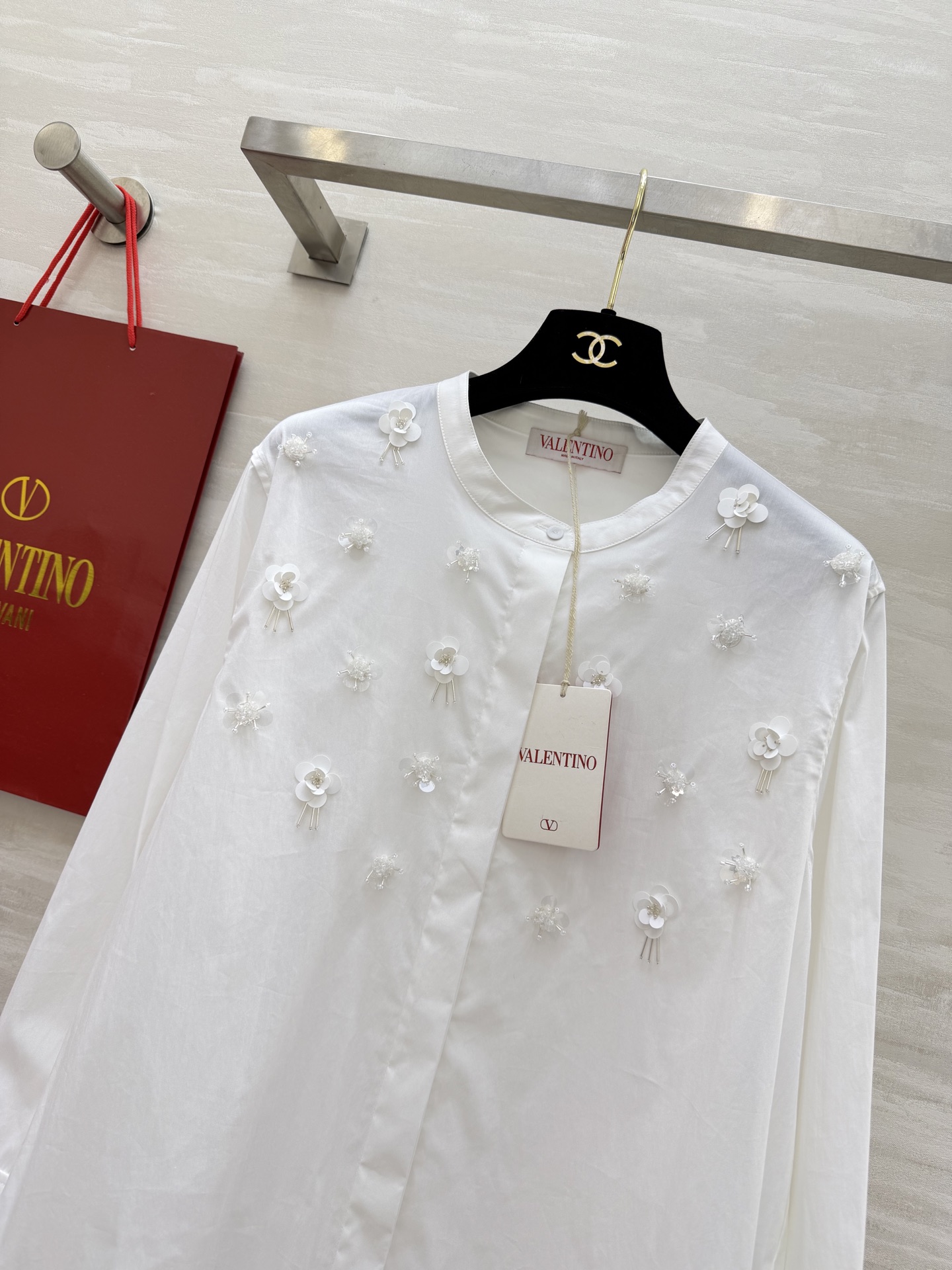 Valentin♡²⁶新款立体花饰衬衫🌸把春日浪漫穿在身上奶白/樱花粉双色可选手工钉珠+立体花朵刺绣精致