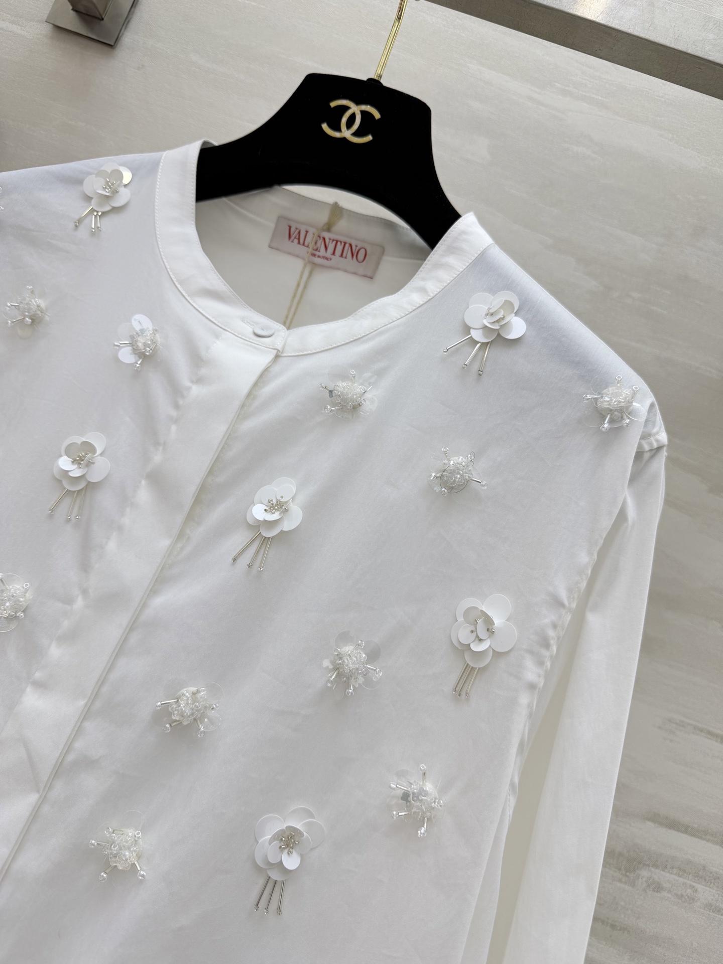 Valentin♡²⁶新款立体花饰衬衫🌸把春日浪漫穿在身上奶白/樱花粉双色可选手工钉珠+立体花朵刺绣精致