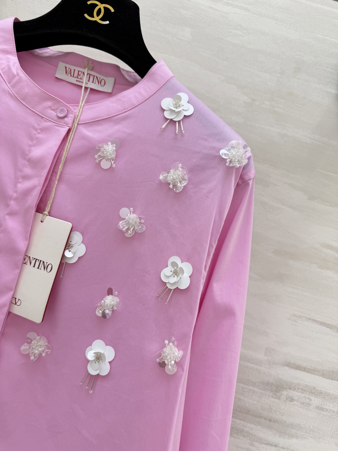 Valentin♡²⁶新款立体花饰衬衫🌸把春日浪漫穿在身上奶白/樱花粉双色可选手工钉珠+立体花朵刺绣精致