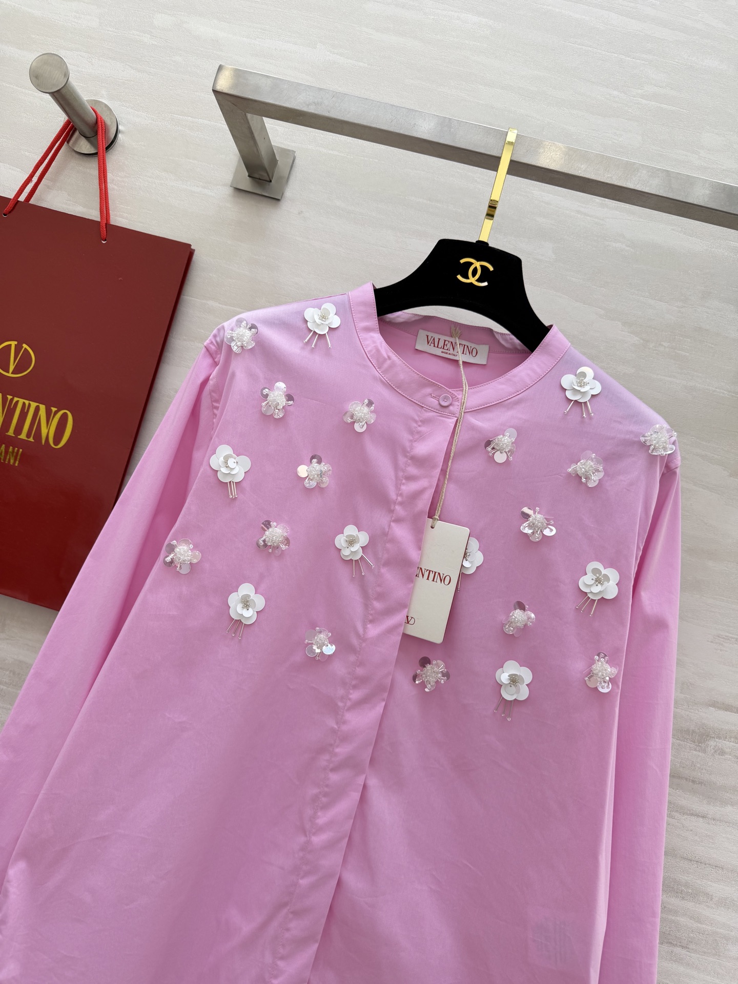 Valentin♡²⁶新款立体花饰衬衫🌸把春日浪漫穿在身上奶白/樱花粉双色可选手工钉珠+立体花朵刺绣精致