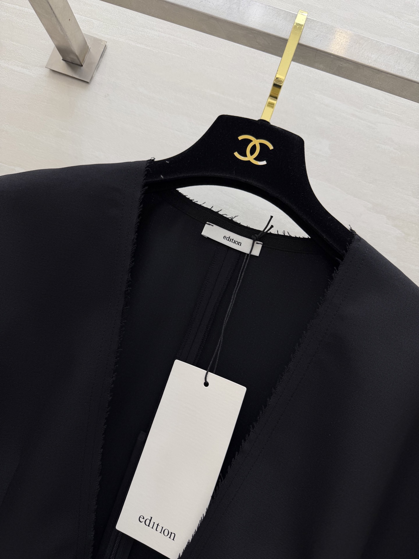 edition 毛边V领上衣🖤利落深V+宽松阔袖，自带松弛感毛边细节打破沉闷，随性又高级挺括面料撑起气场