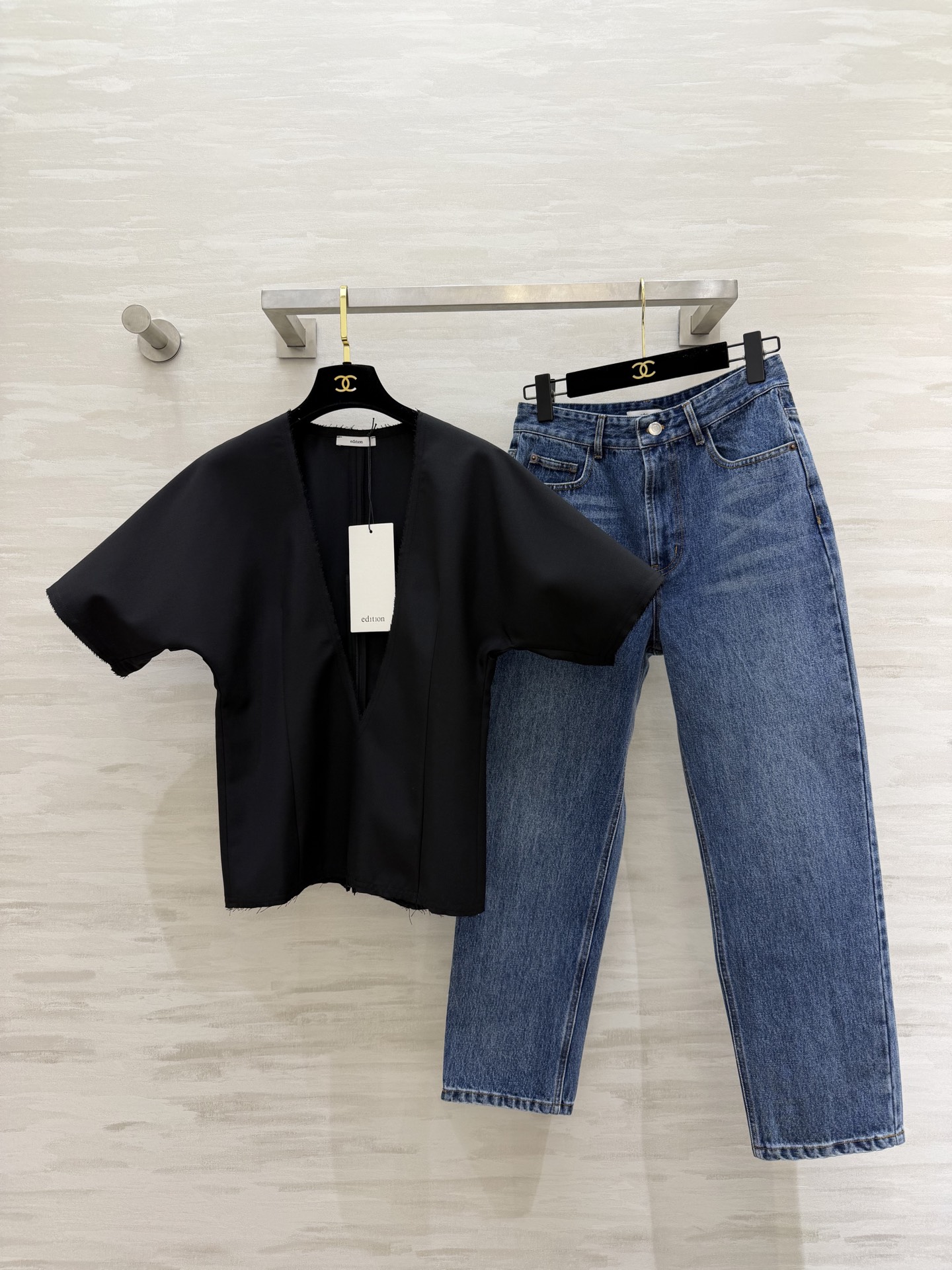 edition 毛边V领上衣🖤利落深V+宽松阔袖，自带松弛感毛边细节打破沉闷，随性又高级挺括面料撑起气场