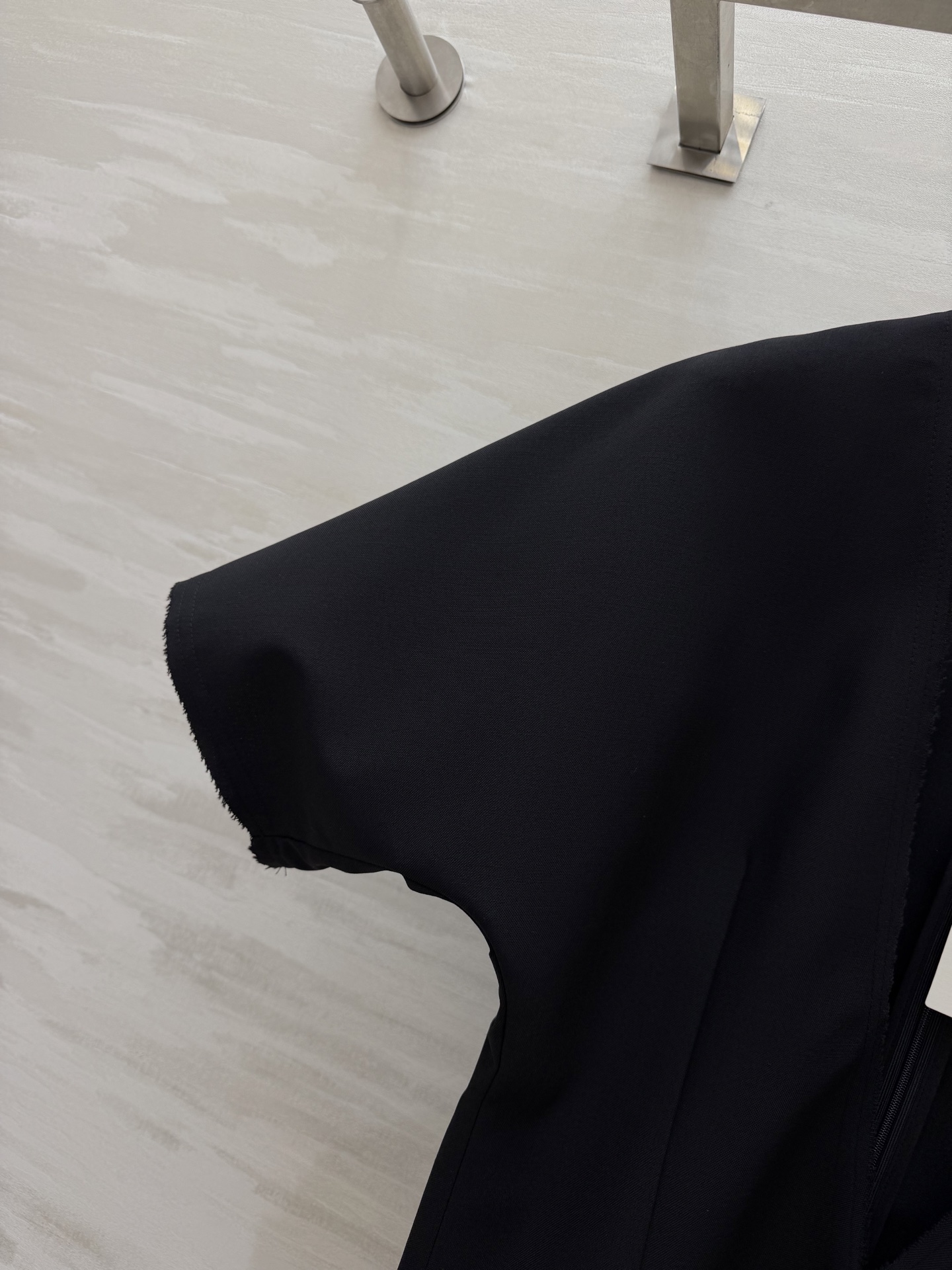 edition 毛边V领上衣🖤利落深V+宽松阔袖，自带松弛感毛边细节打破沉闷，随性又高级挺括面料撑起气场