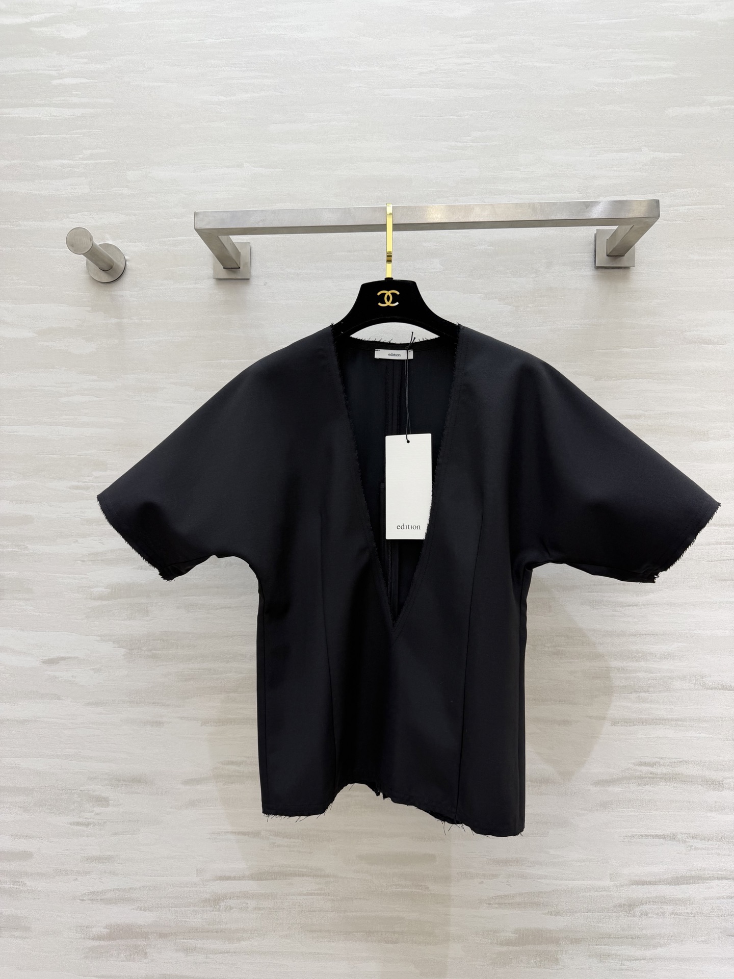 edition 毛边V领上衣🖤利落深V+宽松阔袖，自带松弛感毛边细节打破沉闷，随性又高级挺括面料撑起气场