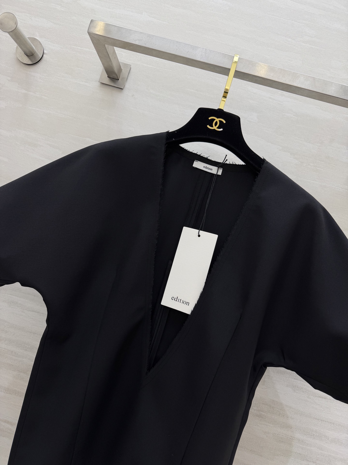 edition 毛边V领上衣🖤利落深V+宽松阔袖，自带松弛感毛边细节打破沉闷，随性又高级挺括面料撑起气场