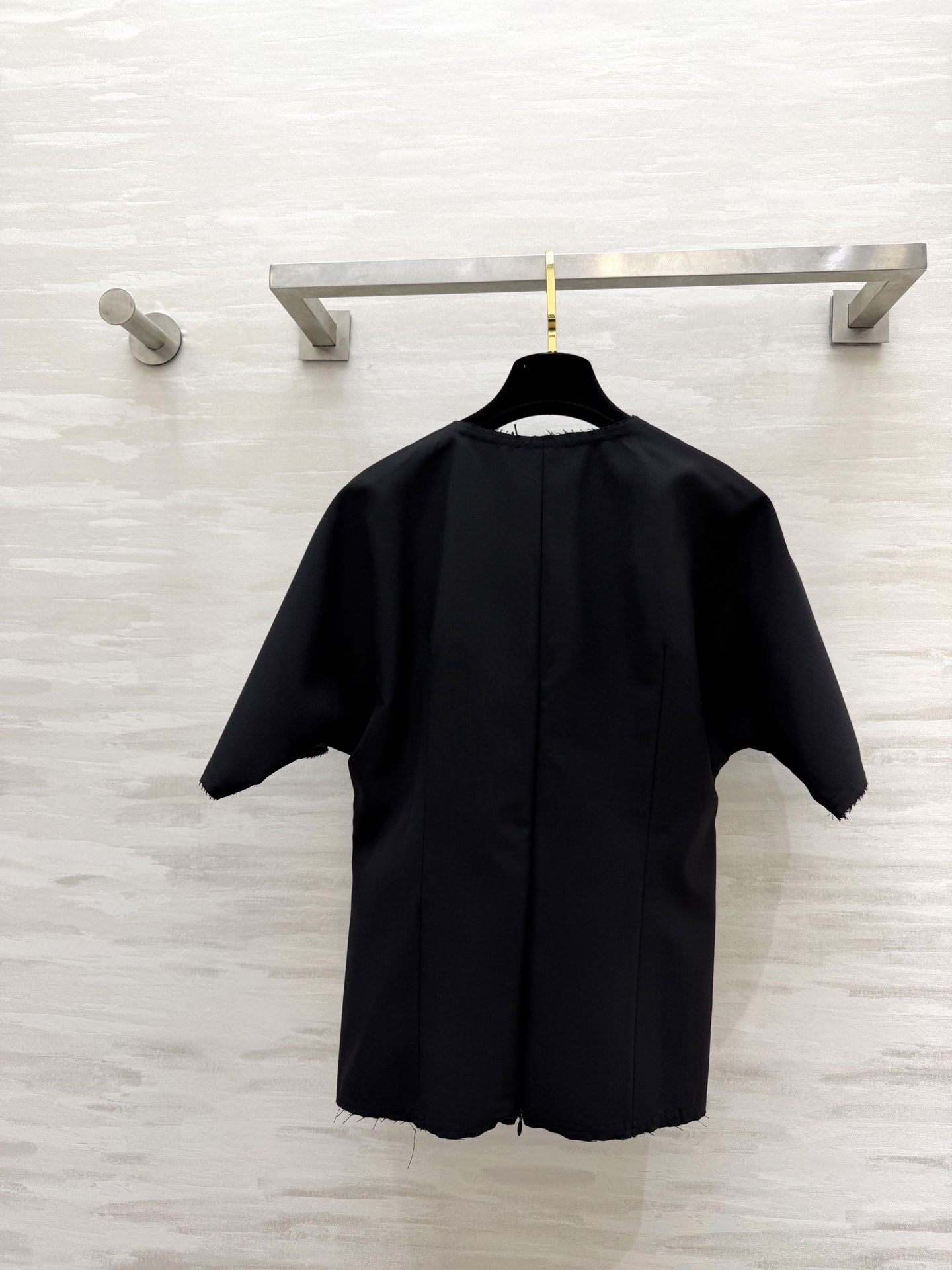 edition 毛边V领上衣🖤利落深V+宽松阔袖，自带松弛感毛边细节打破沉闷，随性又高级挺括面料撑起气场