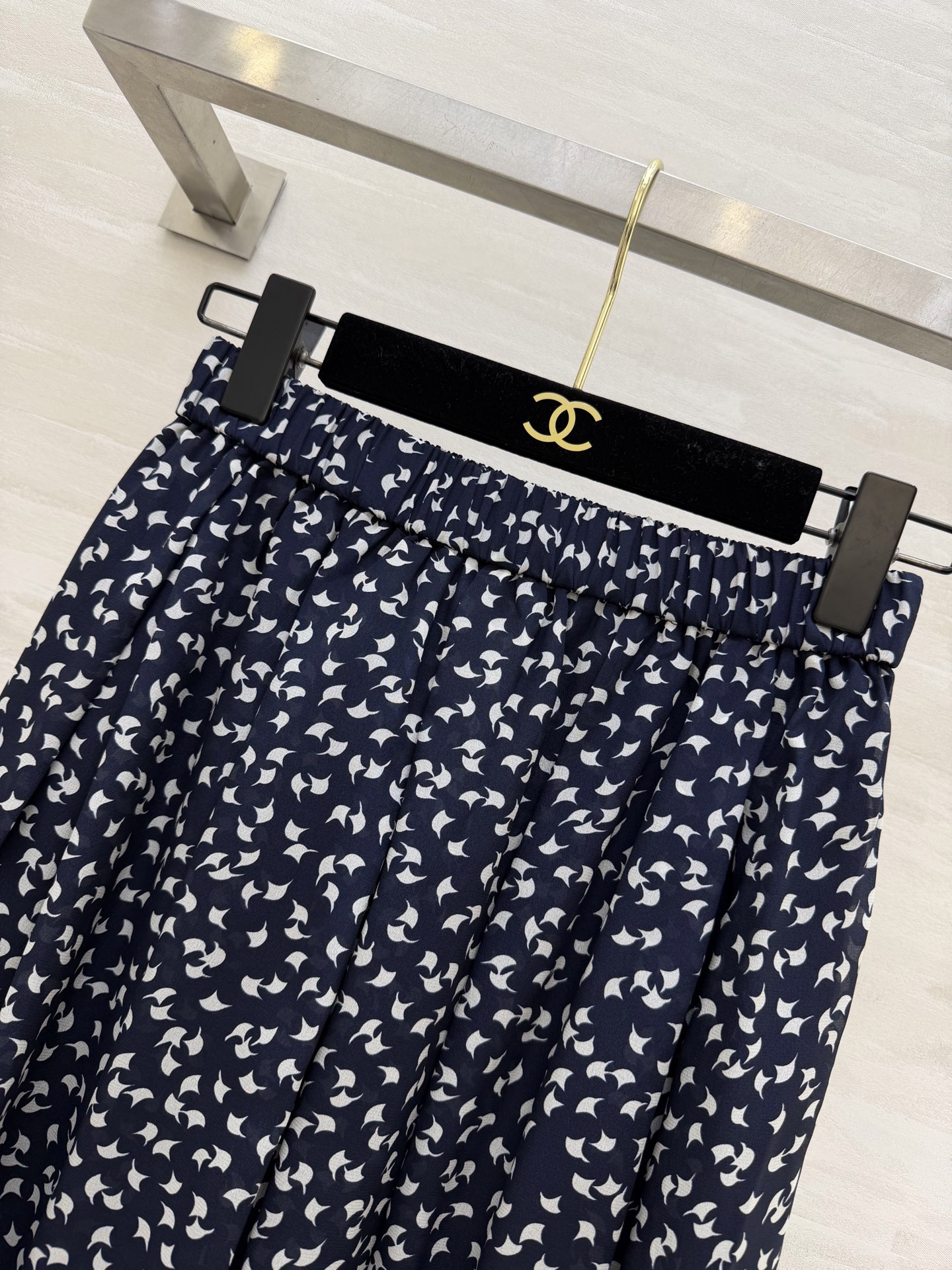 #Ralph Lauren²⁶ss紫标系列 藏青底真丝碎花半裙 碎花真丝把浪漫刻进骨子里 温柔又灵动 自