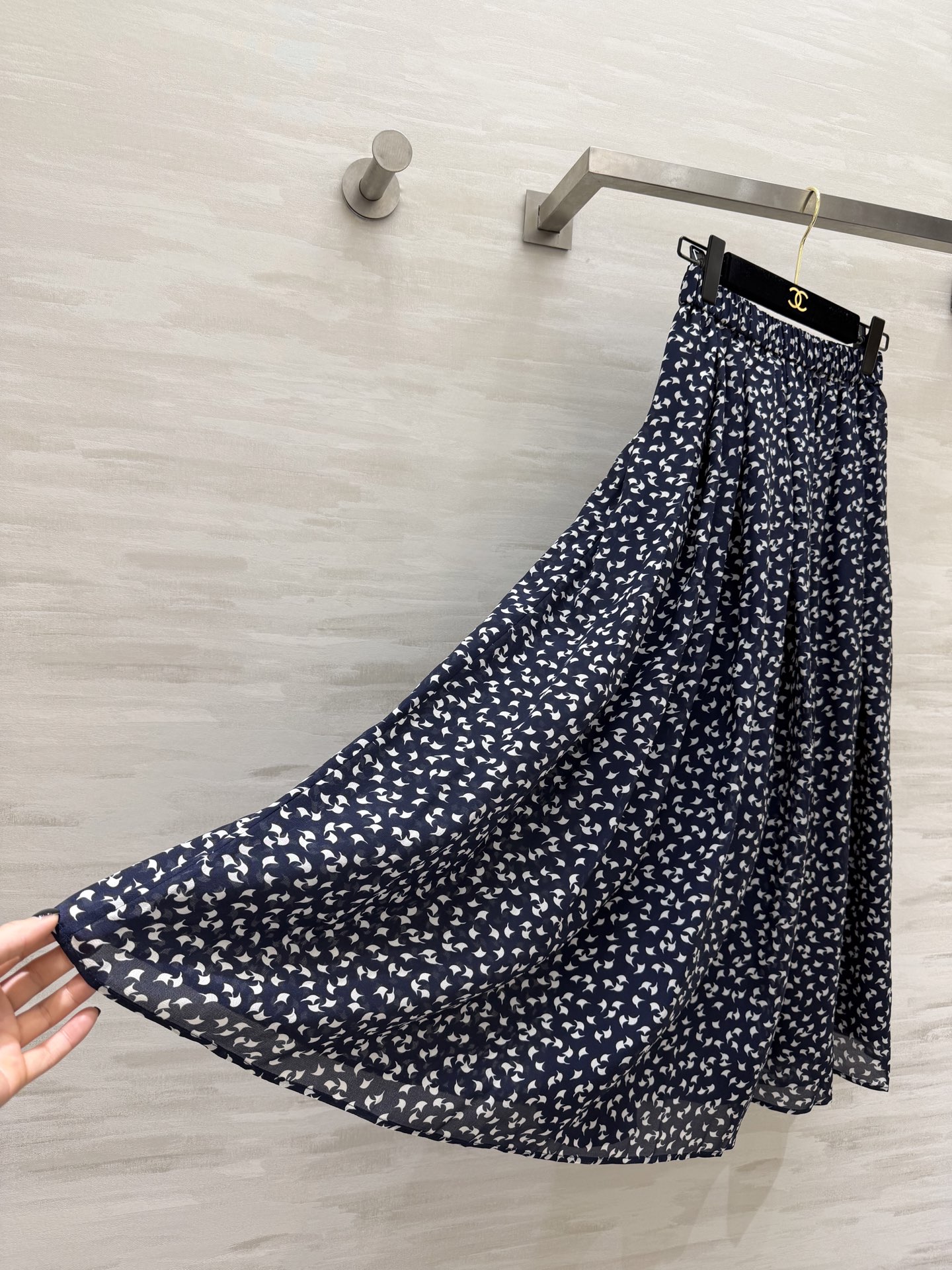 #Ralph Lauren²⁶ss紫标系列 藏青底真丝碎花半裙 碎花真丝把浪漫刻进骨子里 温柔又灵动 自