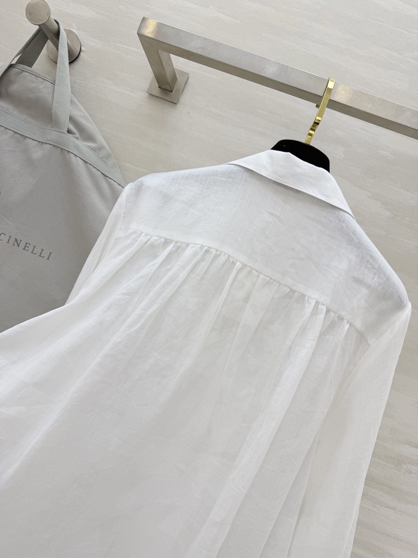 Brunello Cucinelli ²⁶苎麻白衬衫🤍把意式松弛感穿在身上轻薄苎麻面料，透气又有筋骨前襟