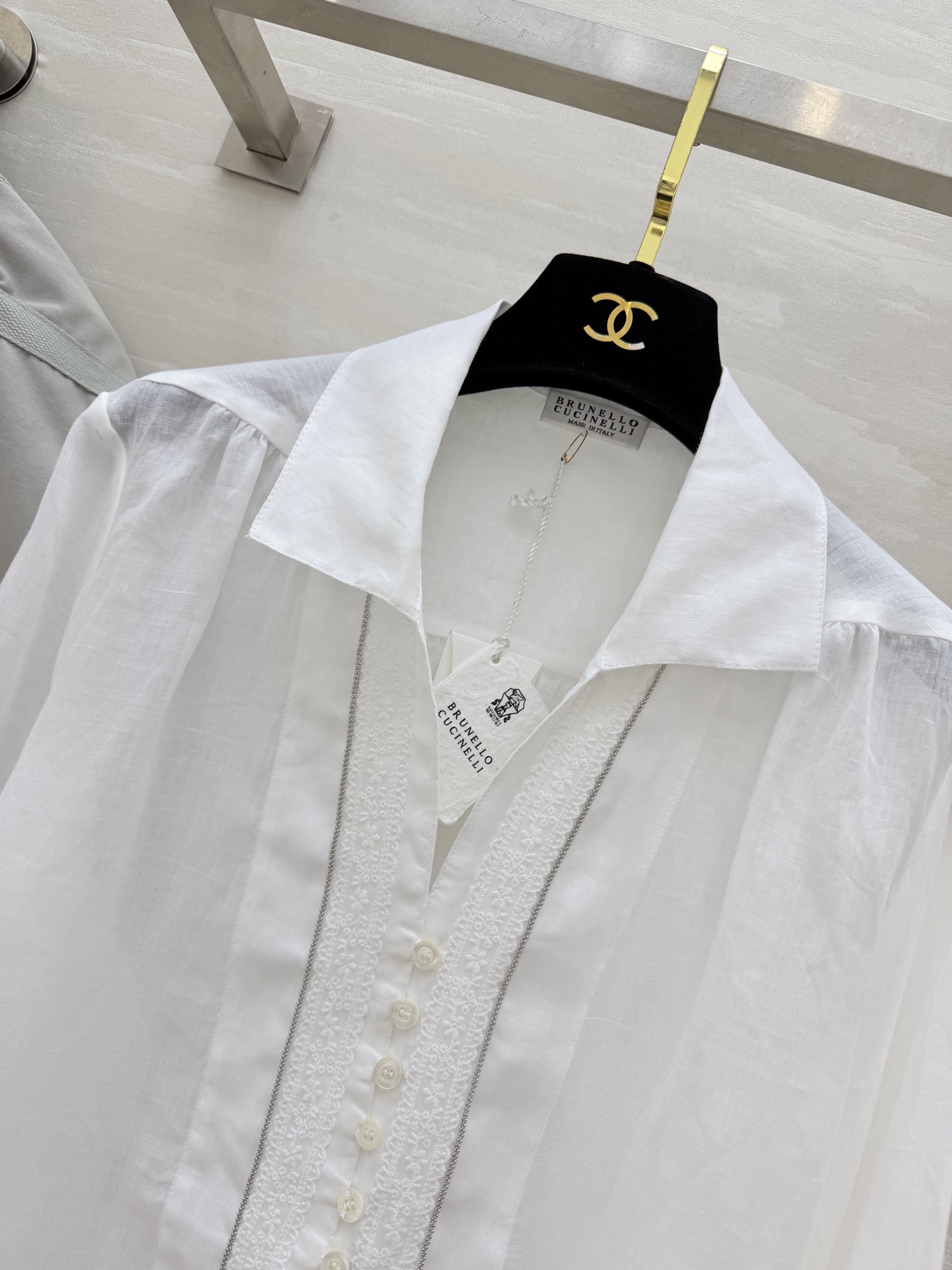 Brunello Cucinelli ²⁶苎麻白衬衫🤍把意式松弛感穿在身上轻薄苎麻面料，透气又有筋骨前襟