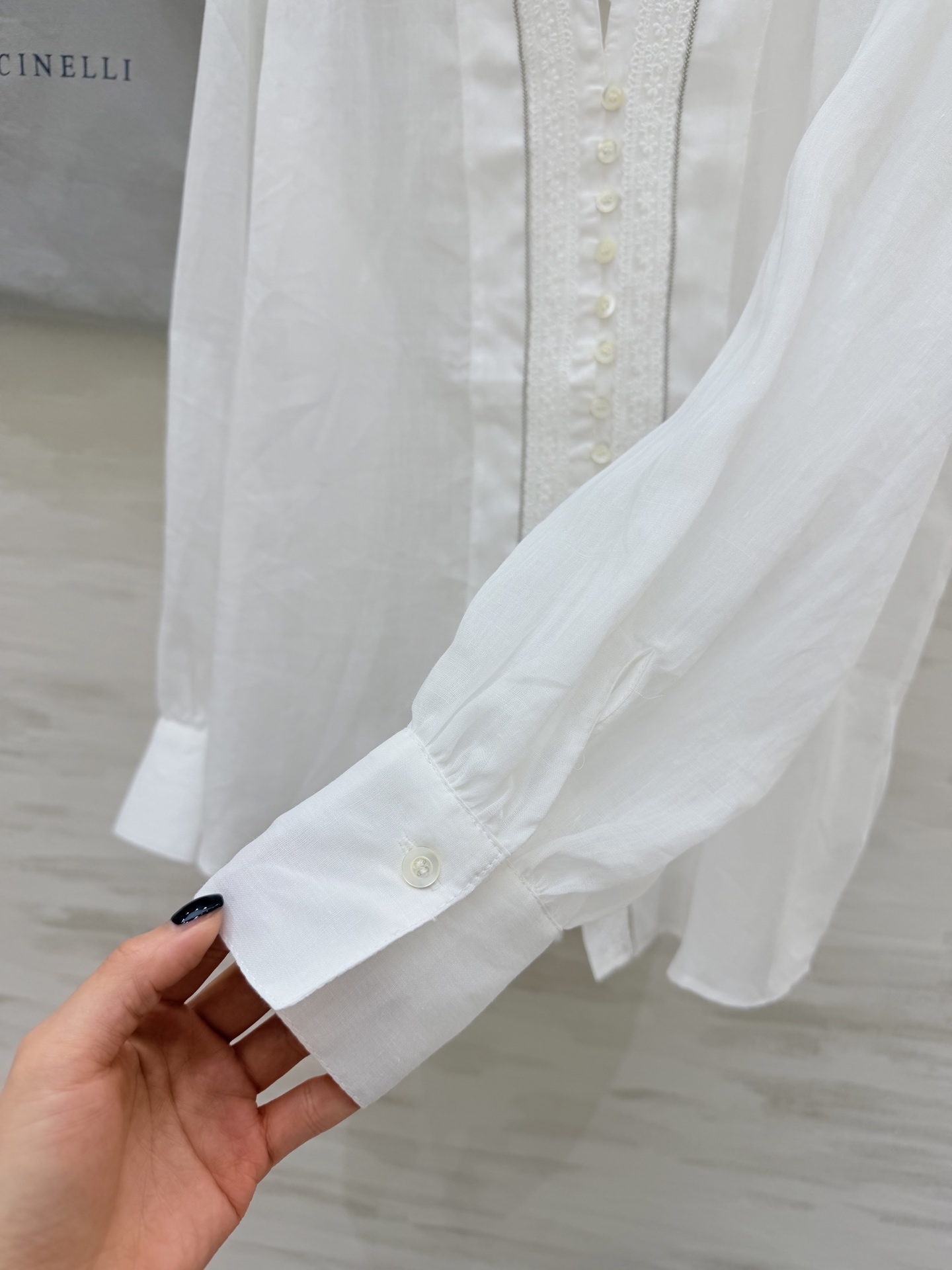 Brunello Cucinelli ²⁶苎麻白衬衫🤍把意式松弛感穿在身上轻薄苎麻面料，透气又有筋骨前襟