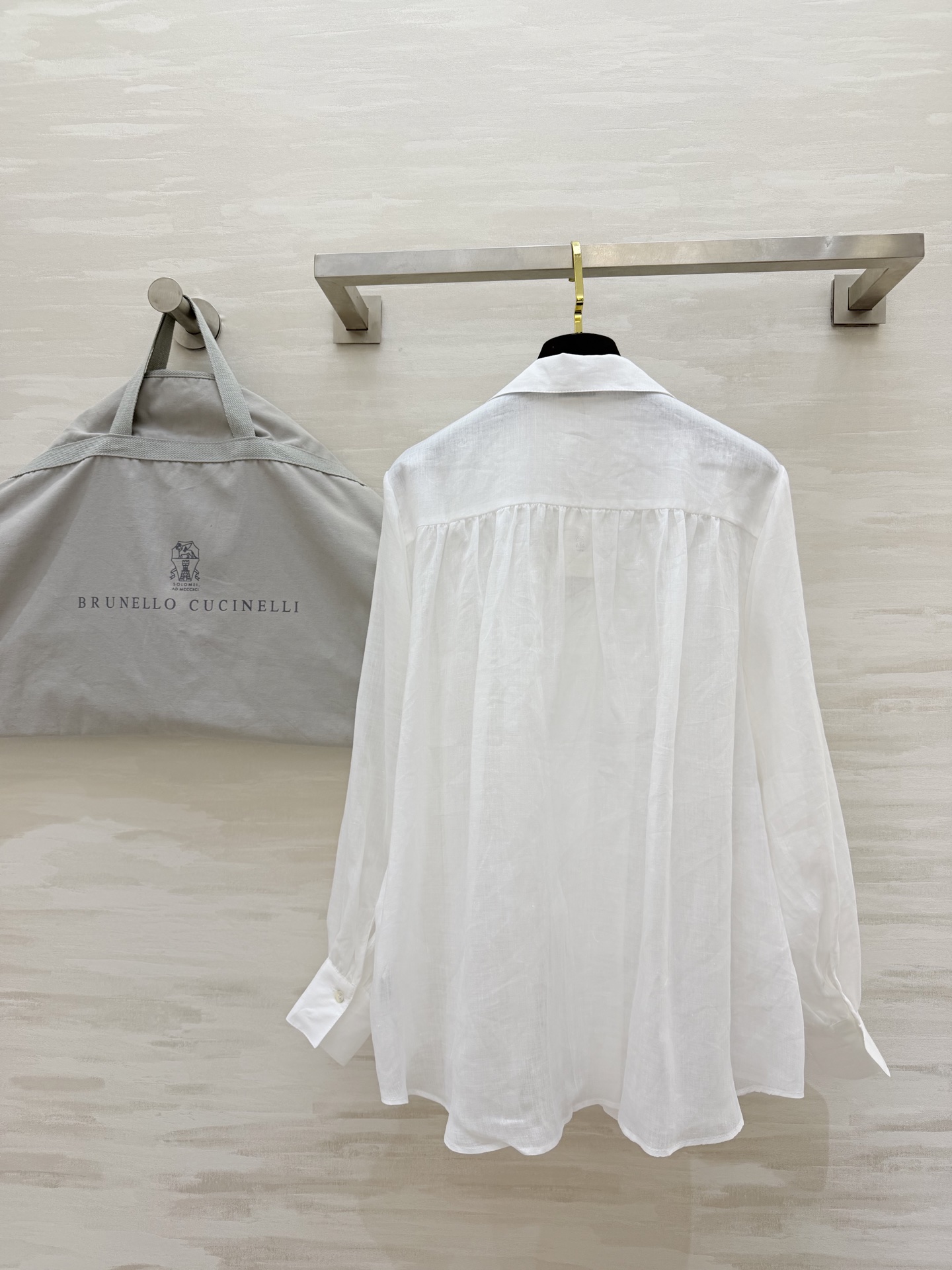 Brunello Cucinelli ²⁶苎麻白衬衫🤍把意式松弛感穿在身上轻薄苎麻面料，透气又有筋骨前襟
