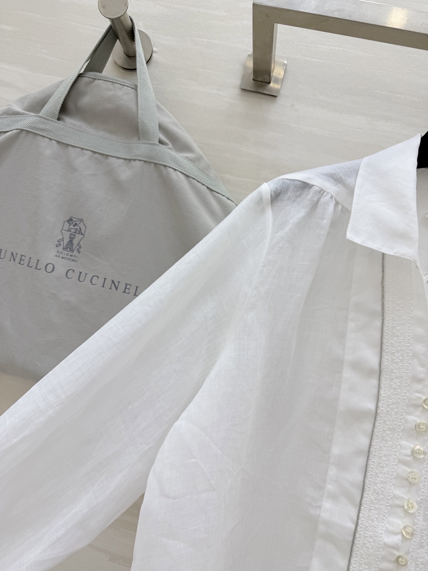 Brunello Cucinelli ²⁶苎麻白衬衫🤍把意式松弛感穿在身上轻薄苎麻面料，透气又有筋骨前襟
