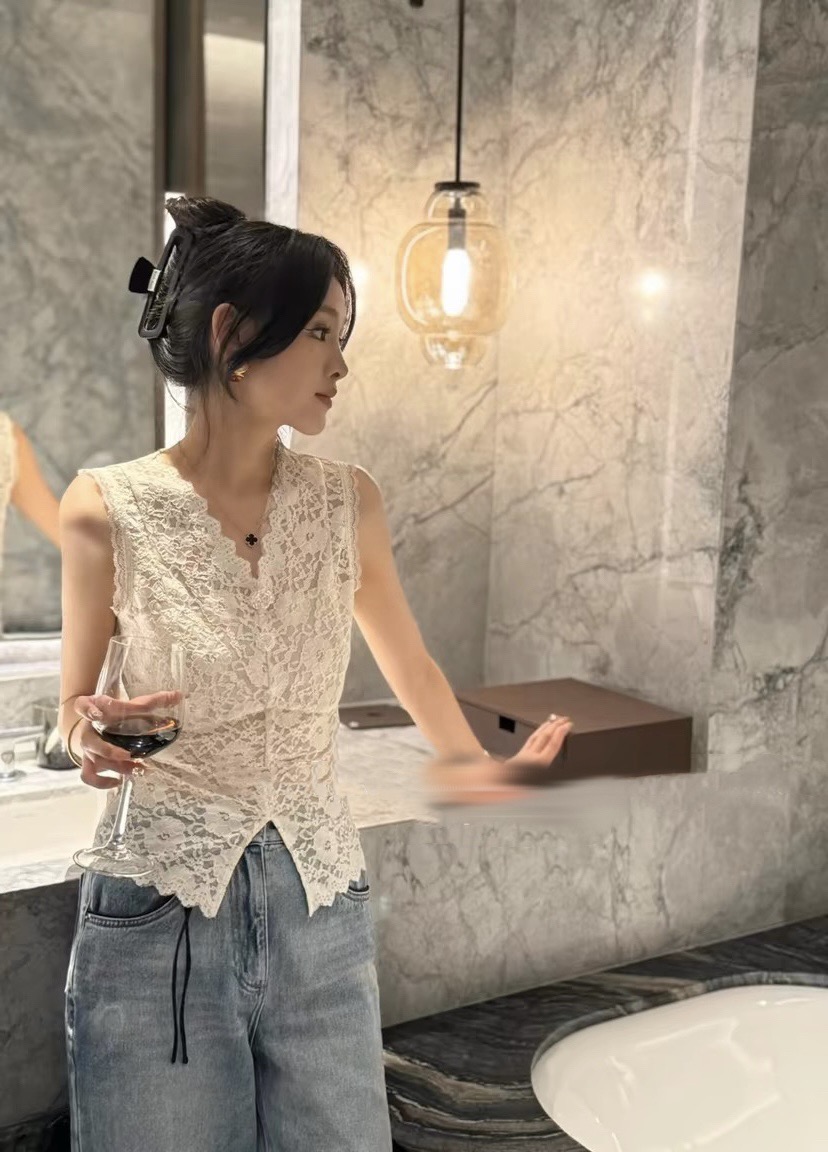 #Chane♡超级爆款 蕾丝背心 定制高弹蕾丝刺绣🪡手感柔软舒适 从内而外的精致感 v领完美修饰脖颈部线