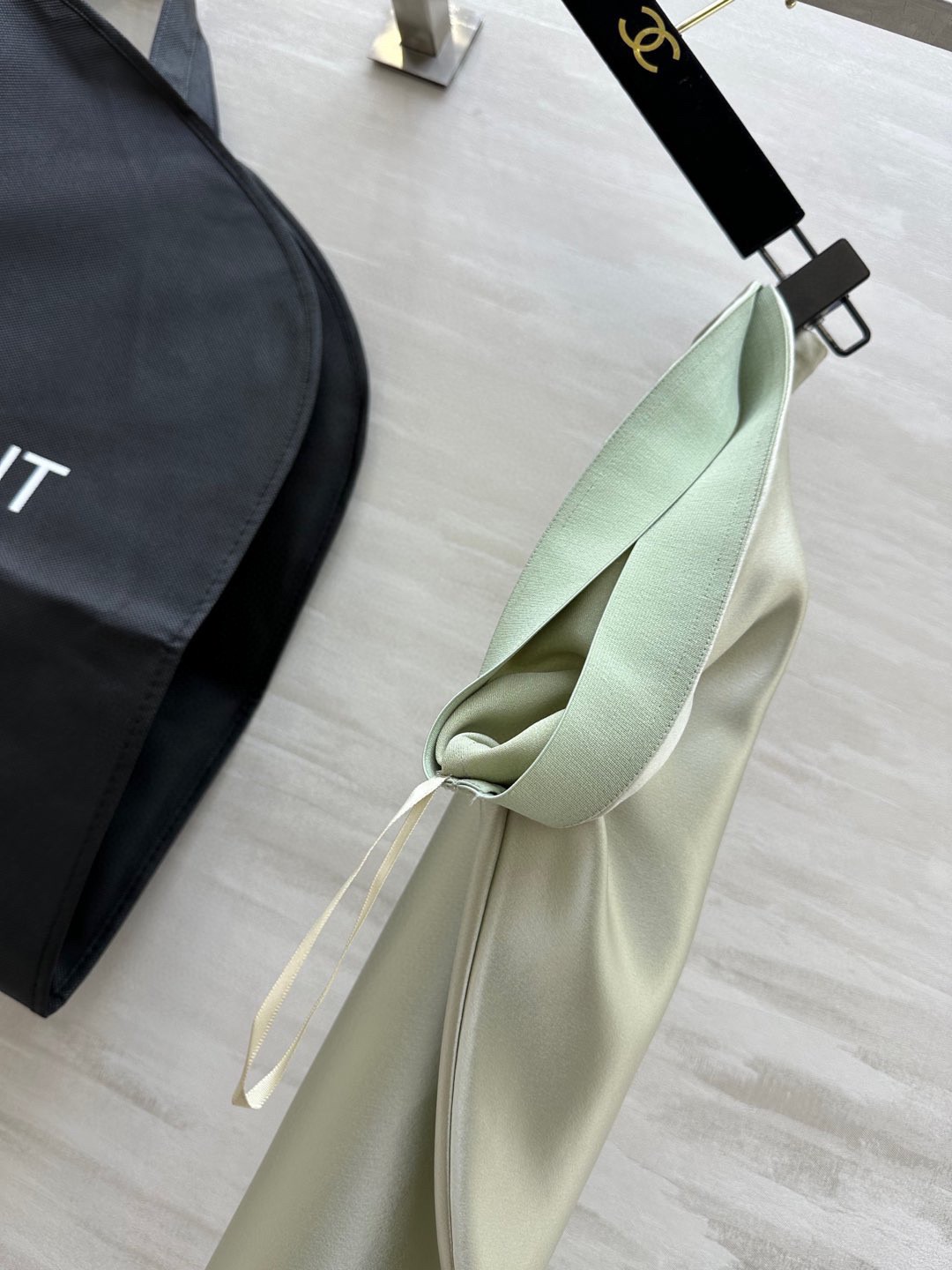 强烈推荐 超级(๑>◡<๑)爆炸款 Saint Lauren♡²⁶新品 走路带风 自带坠感 醋酸长款半裙