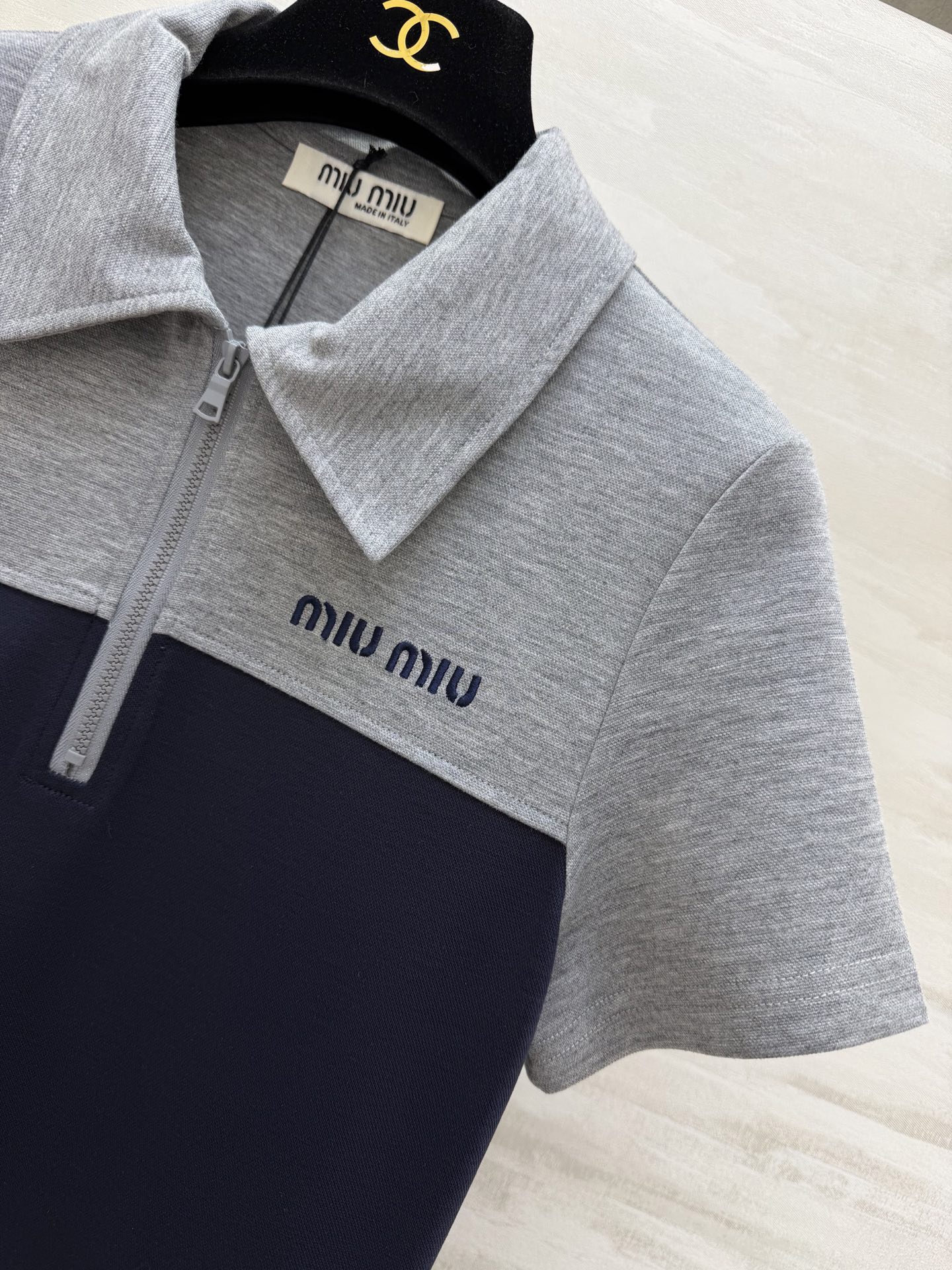 ✨ Miu系 学院风Polo百褶裙 撞色拼接设计 上浅下深的经典配色 干净又显气质 Polo领+半拉链 