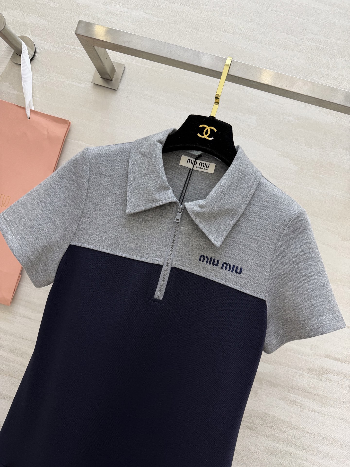 ✨ Miu系 学院风Polo百褶裙 撞色拼接设计 上浅下深的经典配色 干净又显气质 Polo领+半拉链 