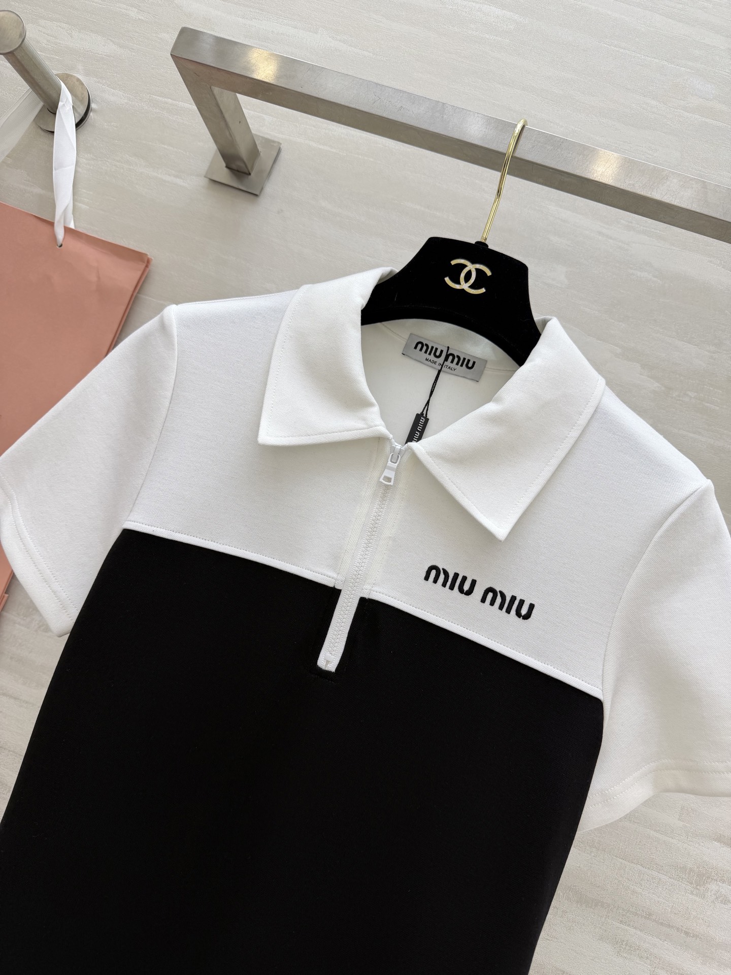 ✨ Miu系 学院风Polo百褶裙 撞色拼接设计 上浅下深的经典配色 干净又显气质 Polo领+半拉链 