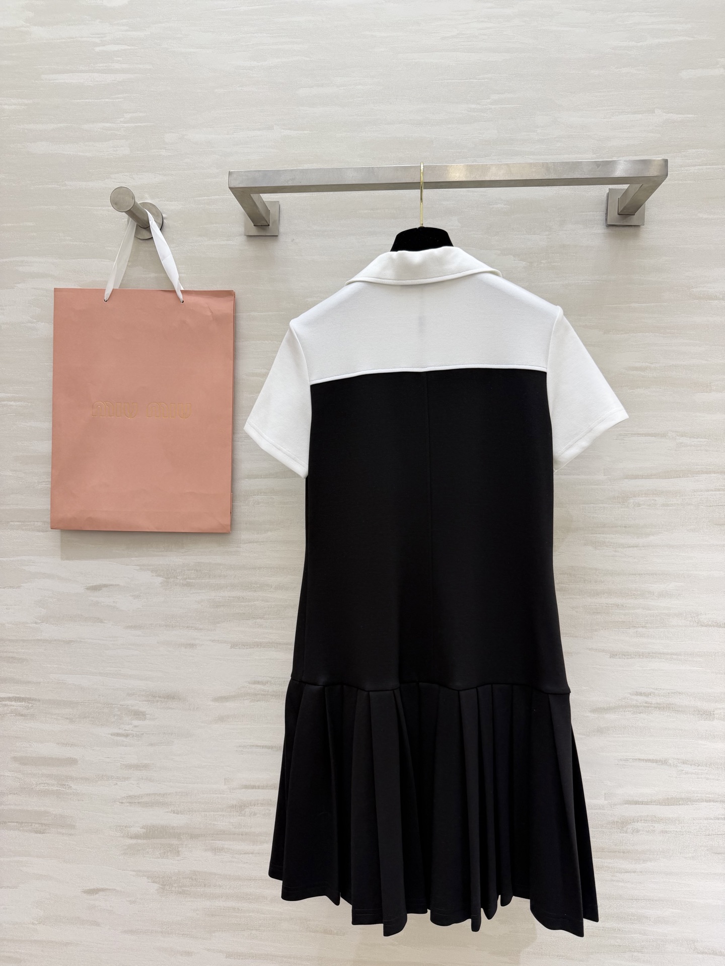 ✨ Miu系 学院风Polo百褶裙 撞色拼接设计 上浅下深的经典配色 干净又显气质 Polo领+半拉链 