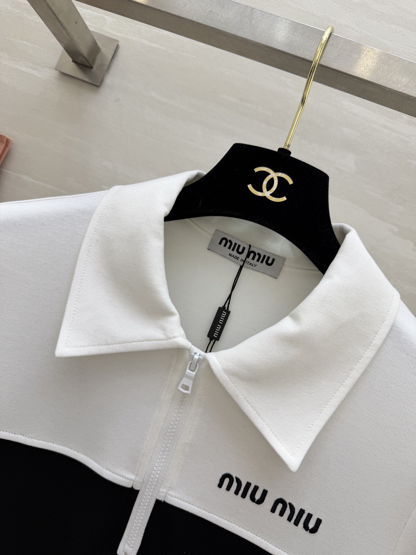 ✨ Miu系 学院风Polo百褶裙 撞色拼接设计 上浅下深的经典配色 干净又显气质 Polo领+半拉链 