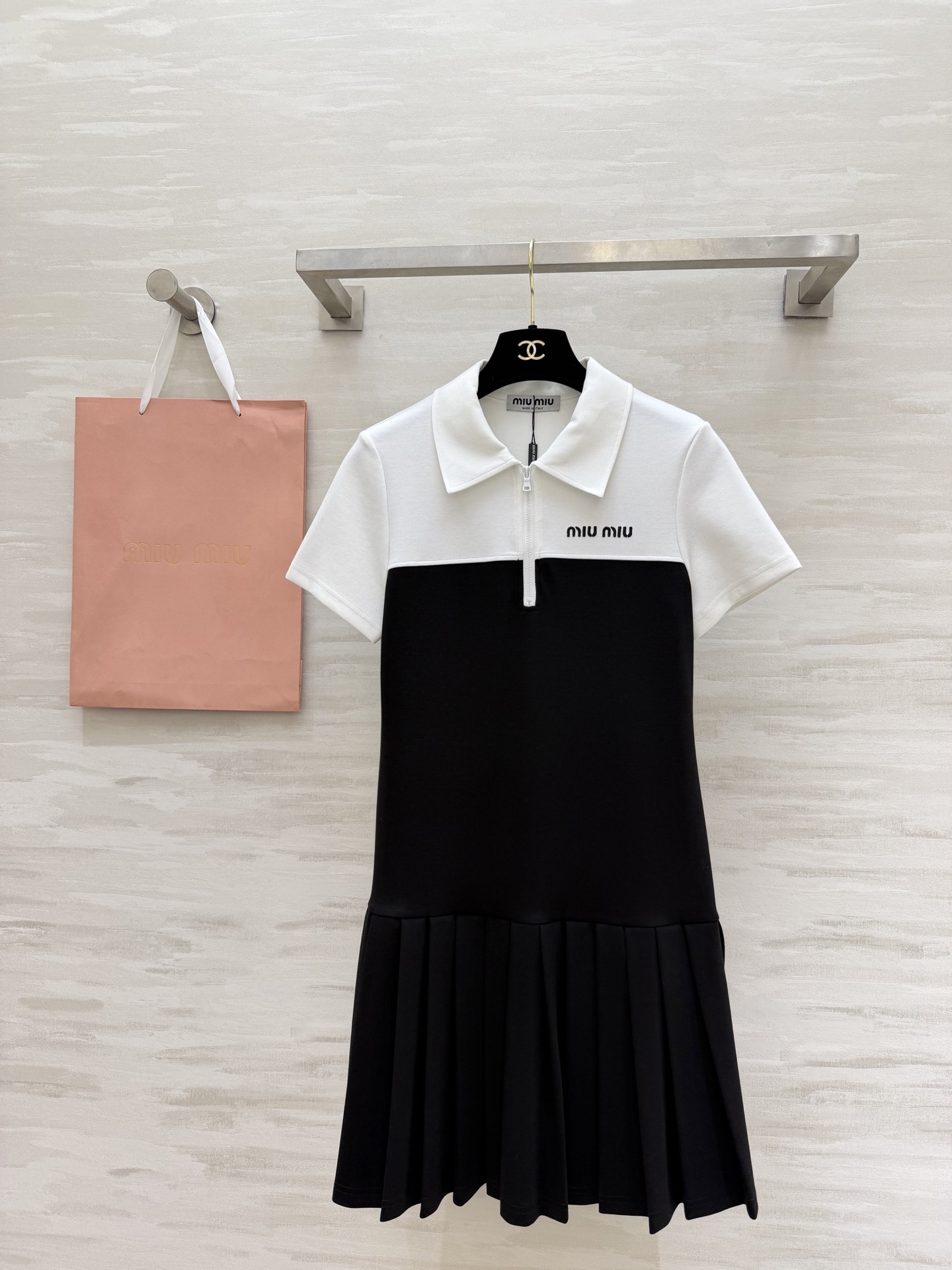 ✨ Miu系 学院风Polo百褶裙 撞色拼接设计 上浅下深的经典配色 干净又显气质 Polo领+半拉链 