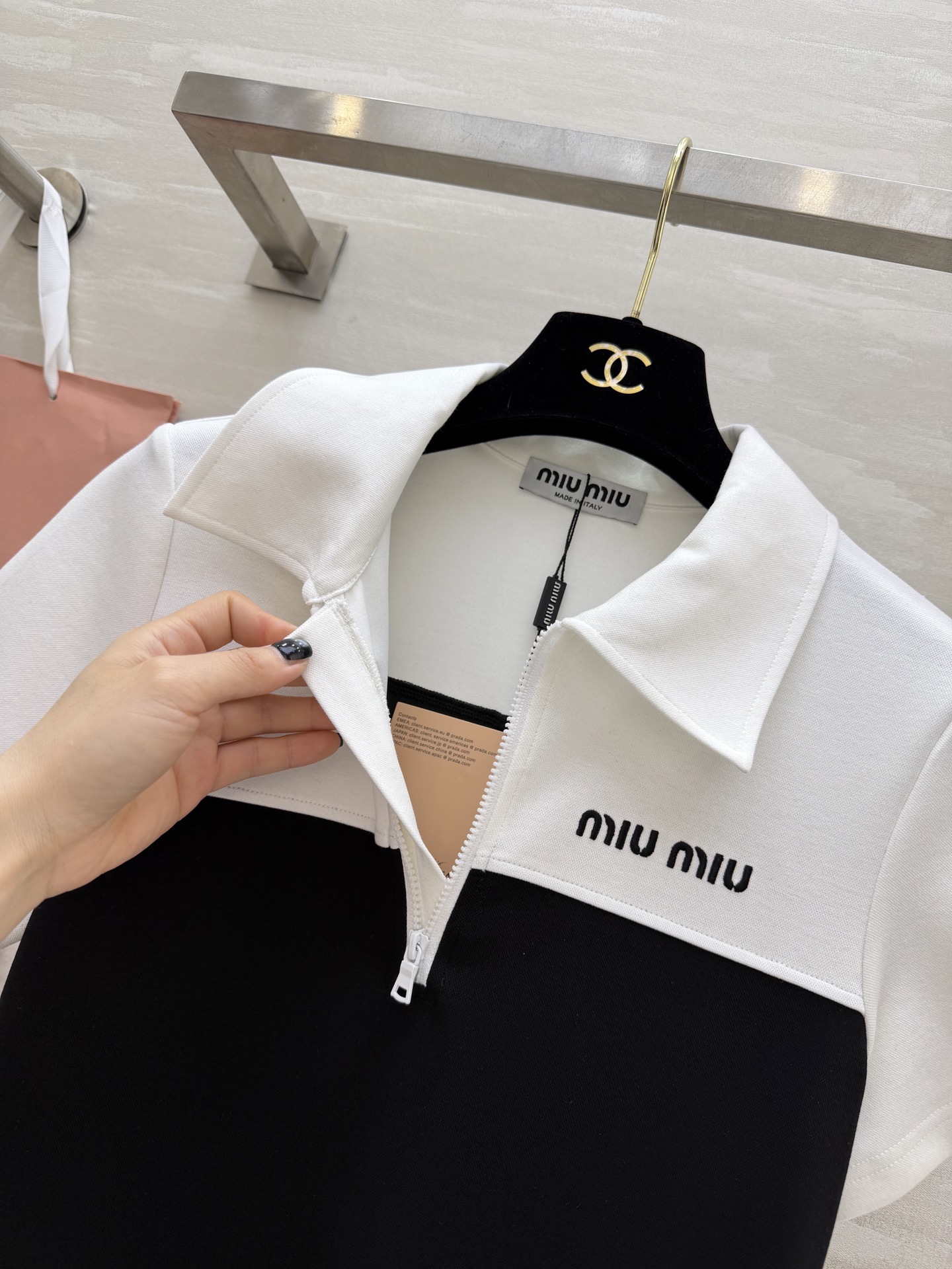 ✨ Miu系 学院风Polo百褶裙 撞色拼接设计 上浅下深的经典配色 干净又显气质 Polo领+半拉链 