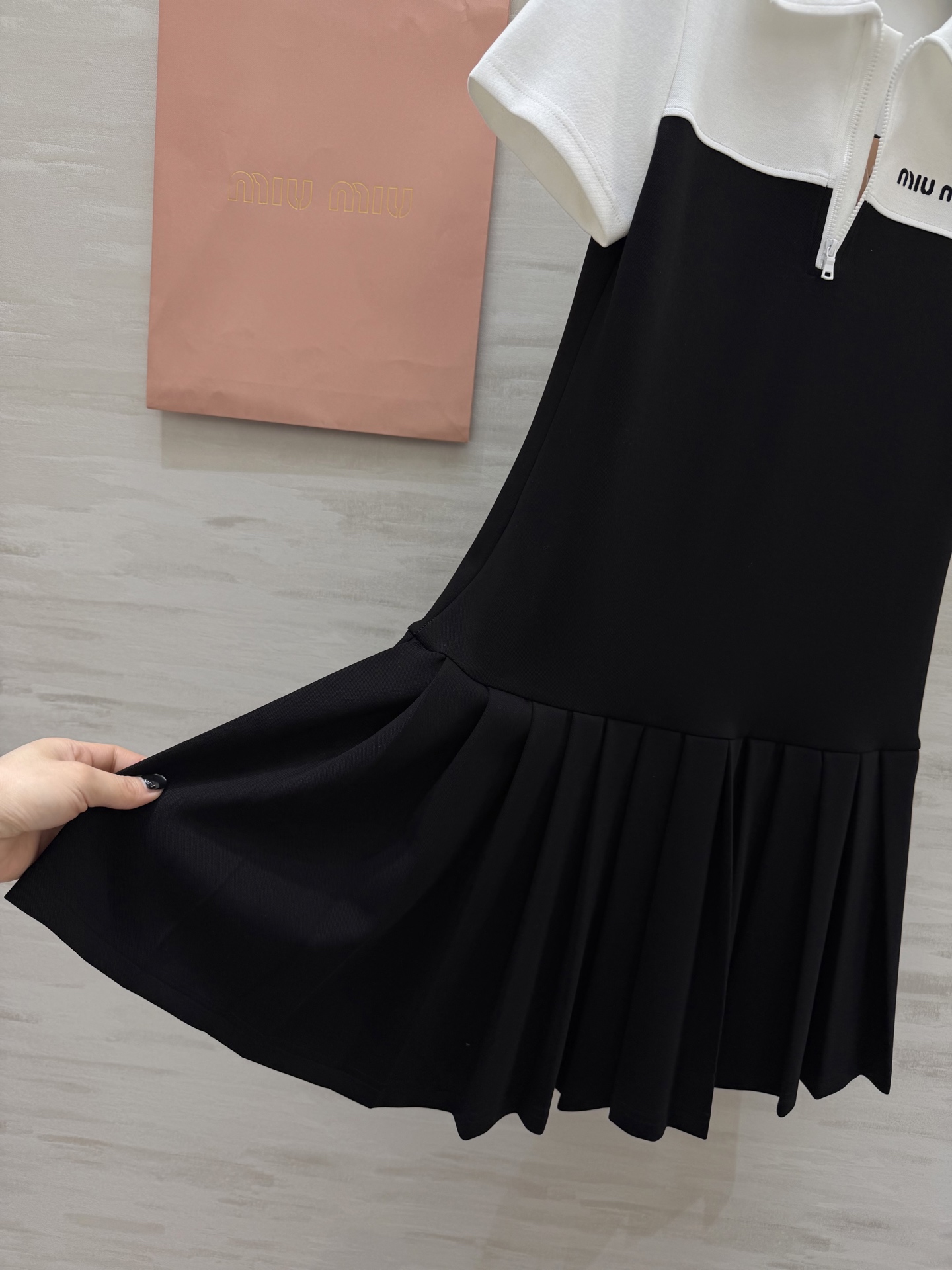 ✨ Miu系 学院风Polo百褶裙 撞色拼接设计 上浅下深的经典配色 干净又显气质 Polo领+半拉链 