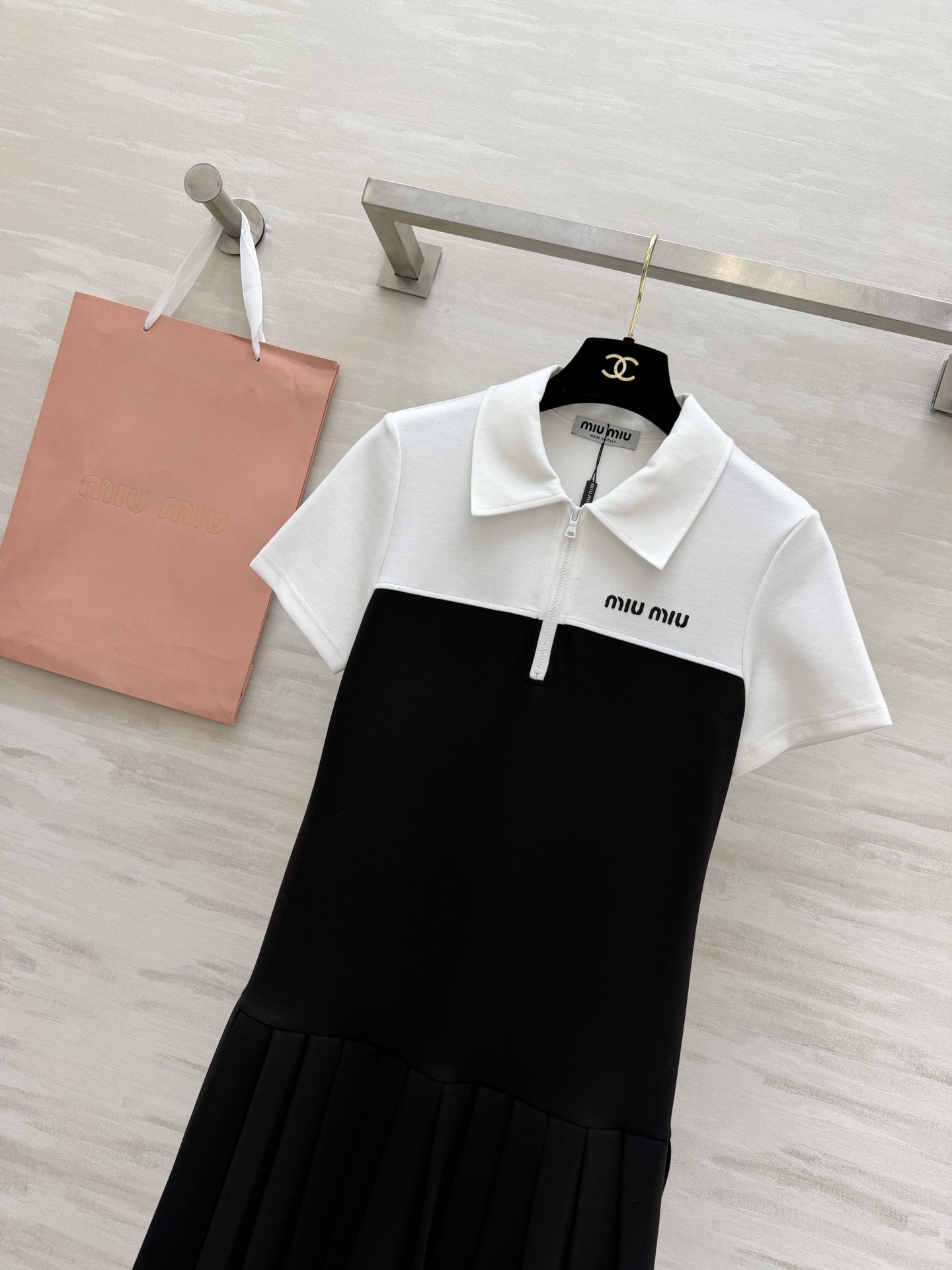 ✨ Miu系 学院风Polo百褶裙 撞色拼接设计 上浅下深的经典配色 干净又显气质 Polo领+半拉链 