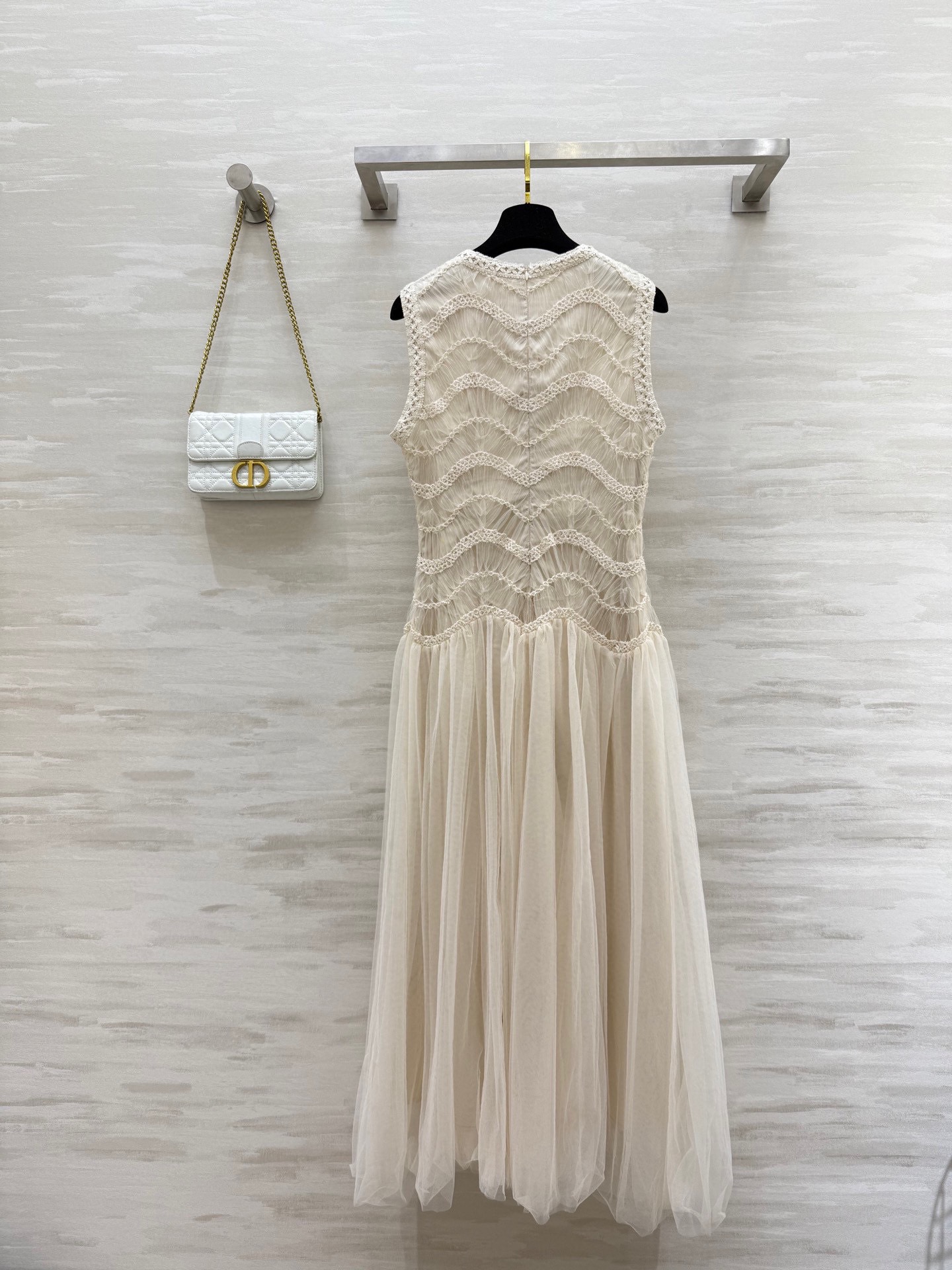 #DIO♡²⁶爆款连衣裙 上身超美！温柔白月光 简直是温柔系天花板！米白色衬肤色敲显气质 蕾丝花纹近看超