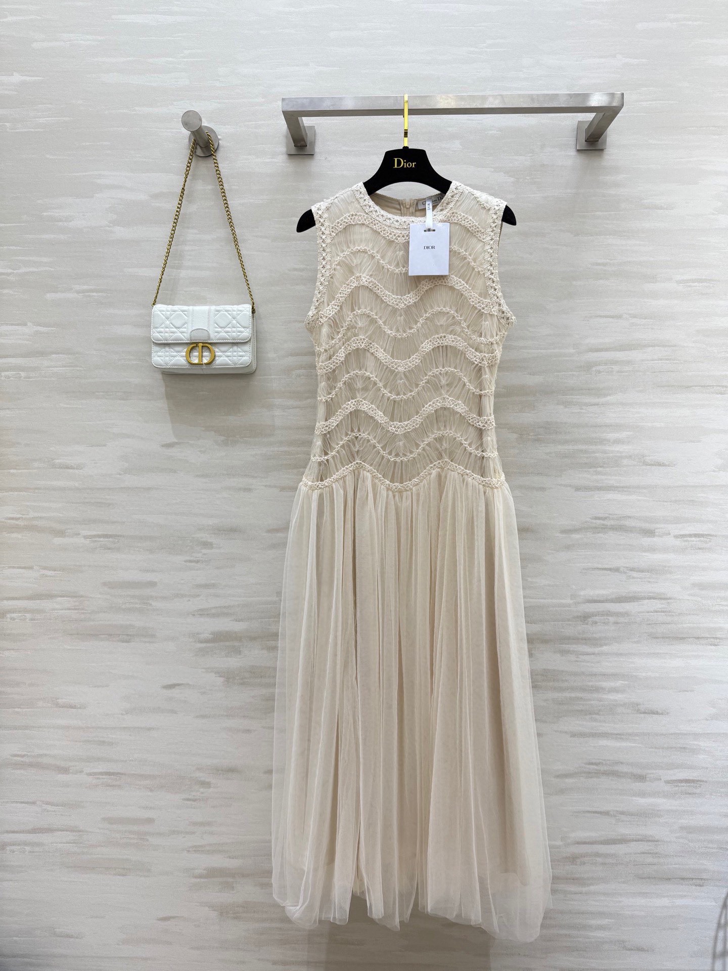 #DIO♡²⁶爆款连衣裙 上身超美！温柔白月光 简直是温柔系天花板！米白色衬肤色敲显气质 蕾丝花纹近看超