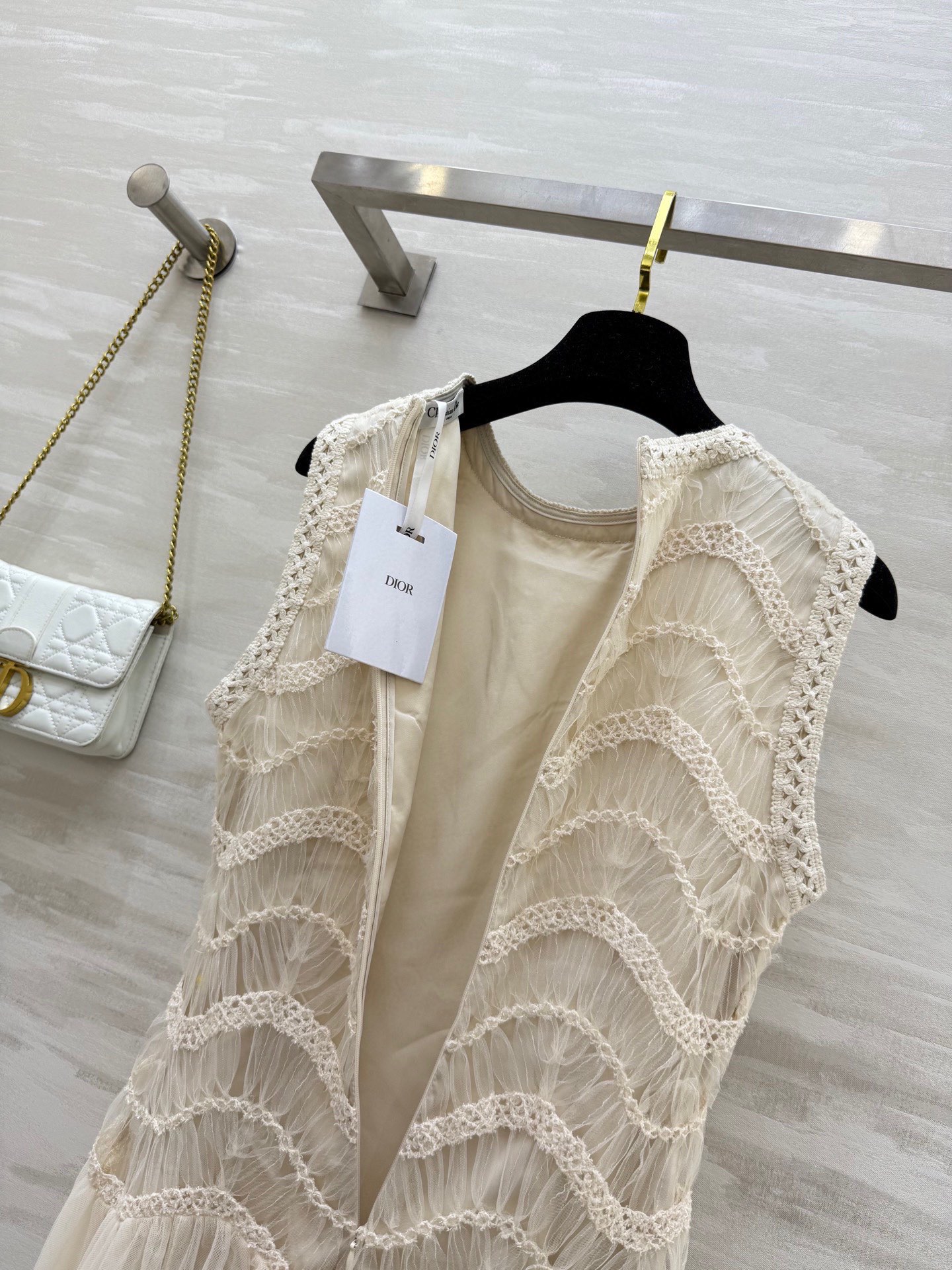 #DIO♡²⁶爆款连衣裙 上身超美！温柔白月光 简直是温柔系天花板！米白色衬肤色敲显气质 蕾丝花纹近看超