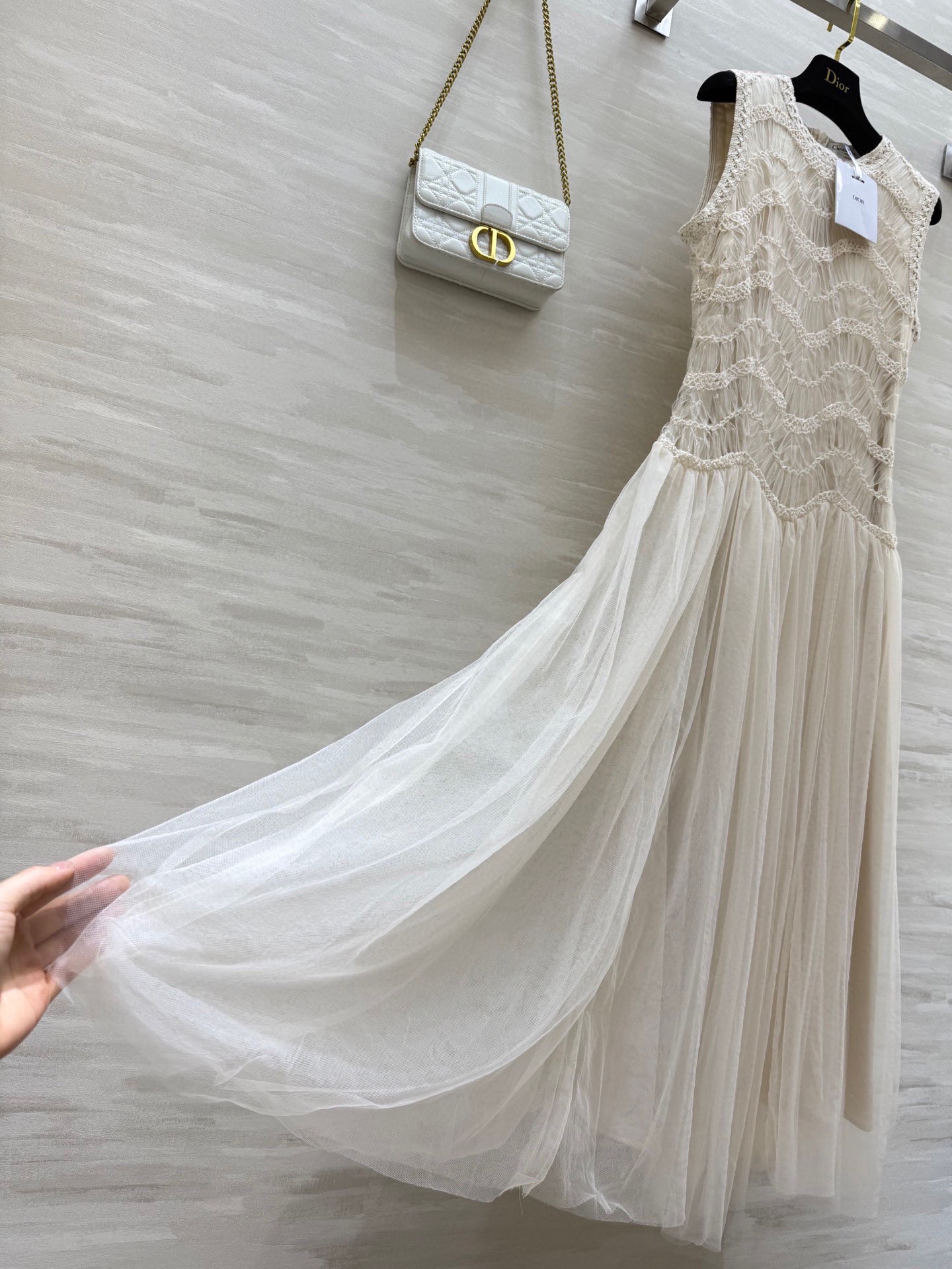 #DIO♡²⁶爆款连衣裙 上身超美！温柔白月光 简直是温柔系天花板！米白色衬肤色敲显气质 蕾丝花纹近看超